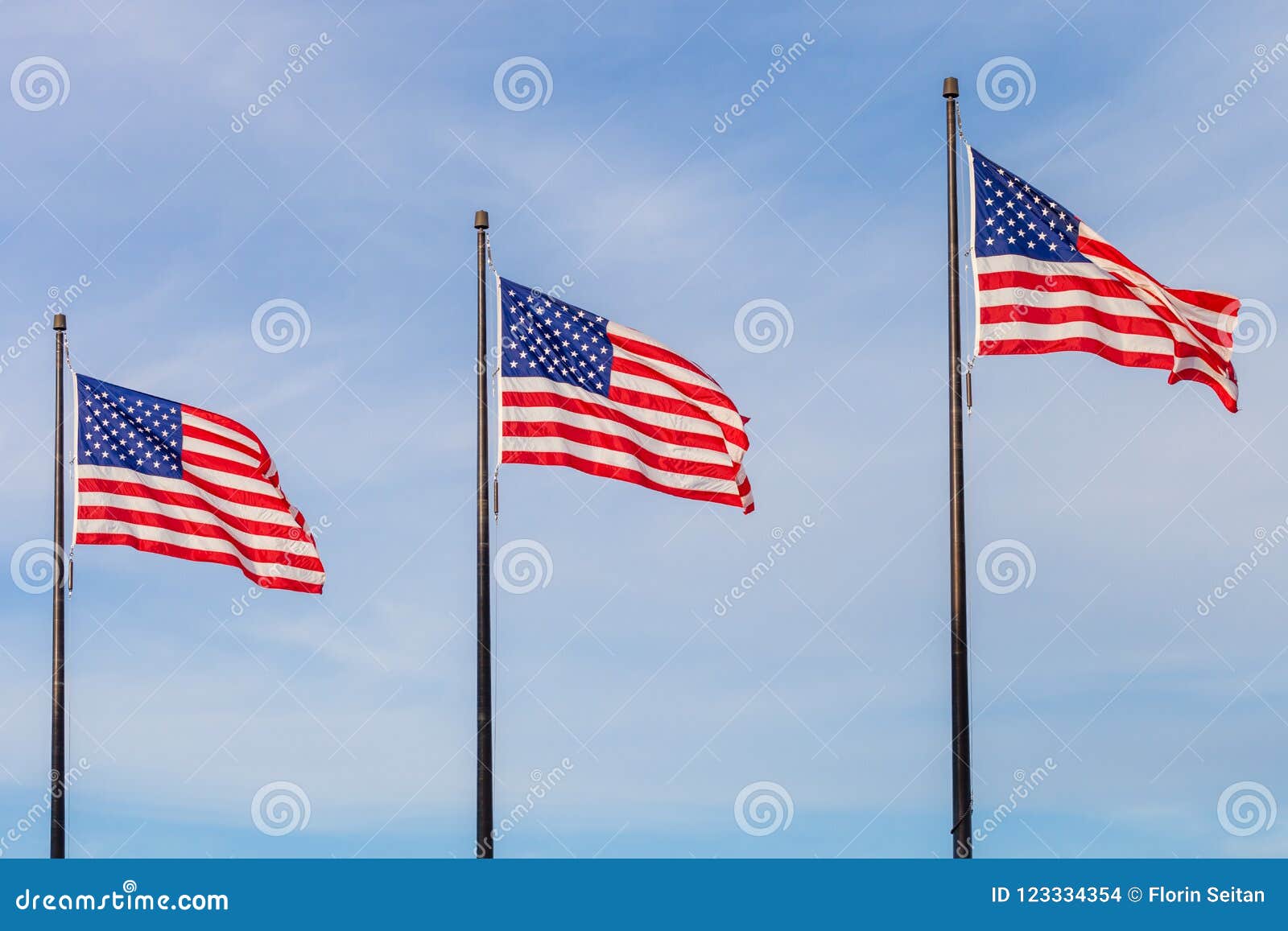 Banderas que agitan de los Estados Unidos en el embarcadero en Chicago con SK. Banderas que agitan de los Estados Unidos en el embarcadero en Chicago con el cielo en el fondo