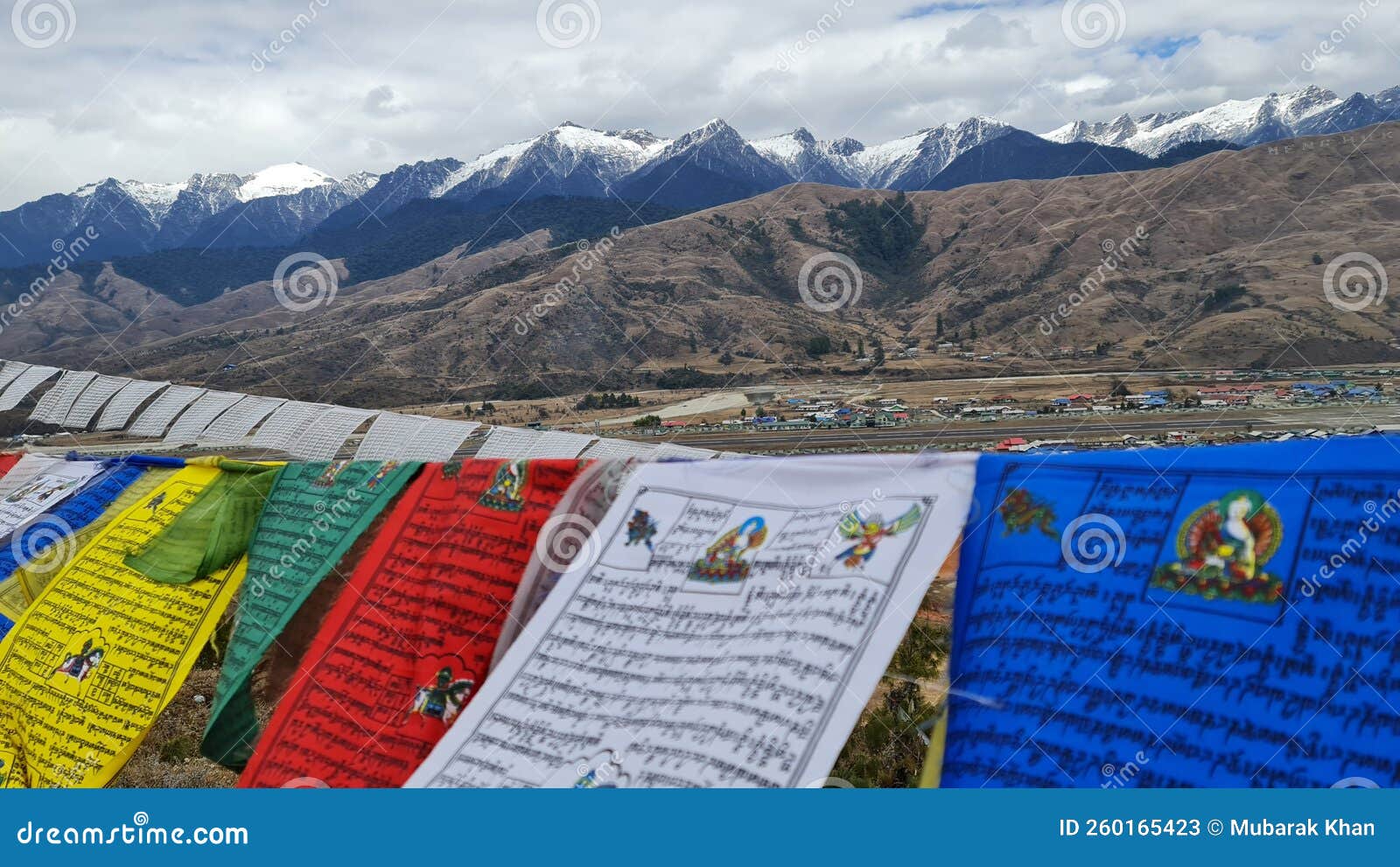Banderas Tibetanas Con Mantra En El Fondo Del Cielo Imagen de archivo -  Imagen de colores, mantra: 260165423