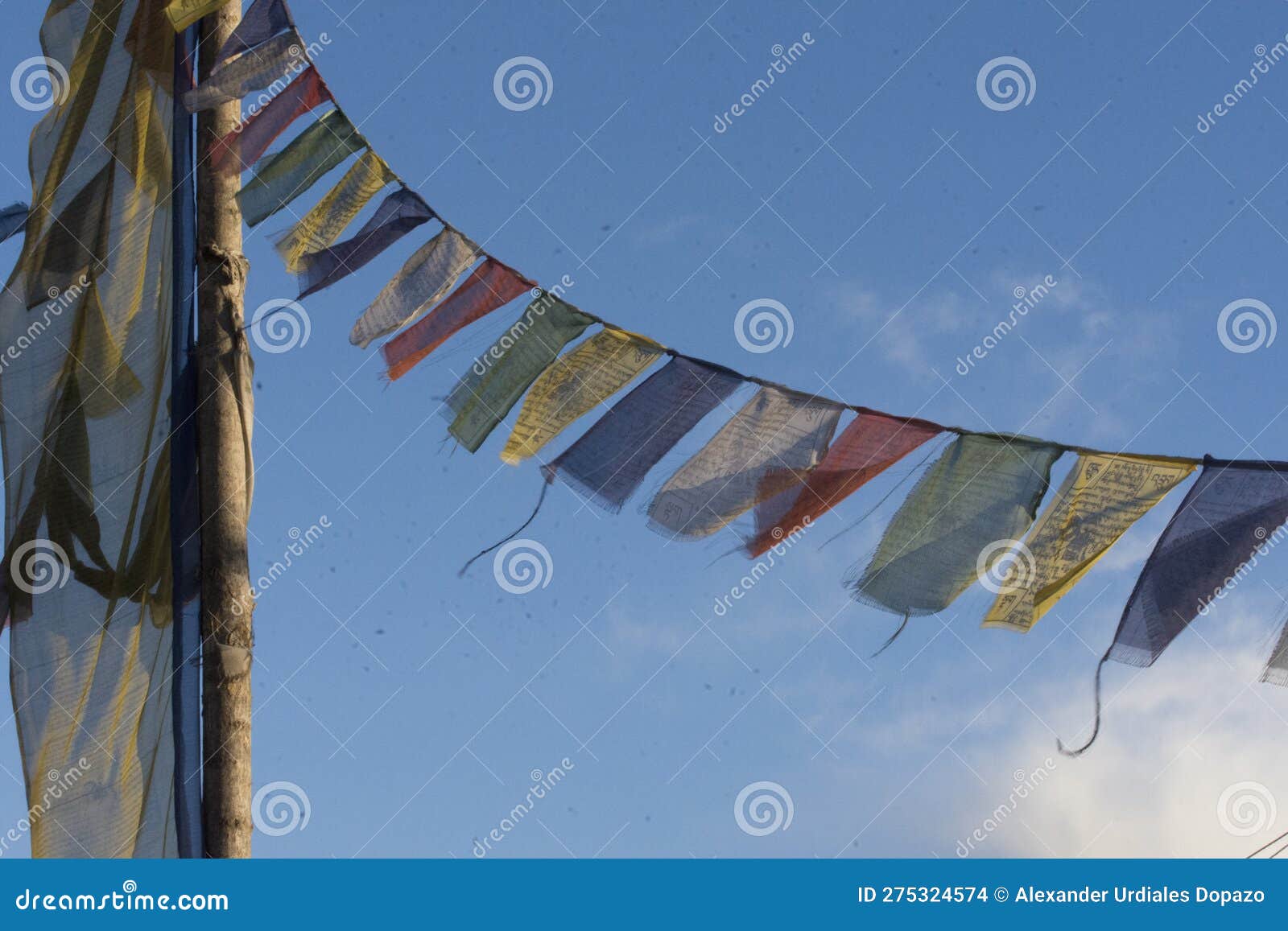 Banderas Tibetanas Ondeando En El Viento En Las Montañas Himalayas Foto de  archivo - Imagen de colorido, india: 275324574