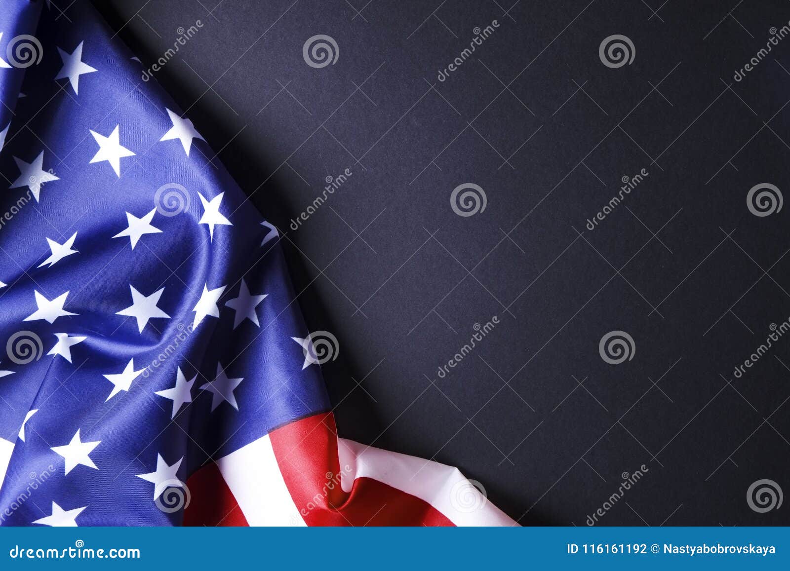 Bandiera del fondo degli Stati Uniti d'America per la celebrazione federale nazionale di feste e la giornata della memoria di dol. Composizione patriottica con la bandiera americana increspata su fondo nero Simbolo delle stelle & delle bande degli Stati Uniti d'America con lo spase della copia per testo quarto del concetto di festa dell'indipendenza di luglio Priorità bassa, fine in su