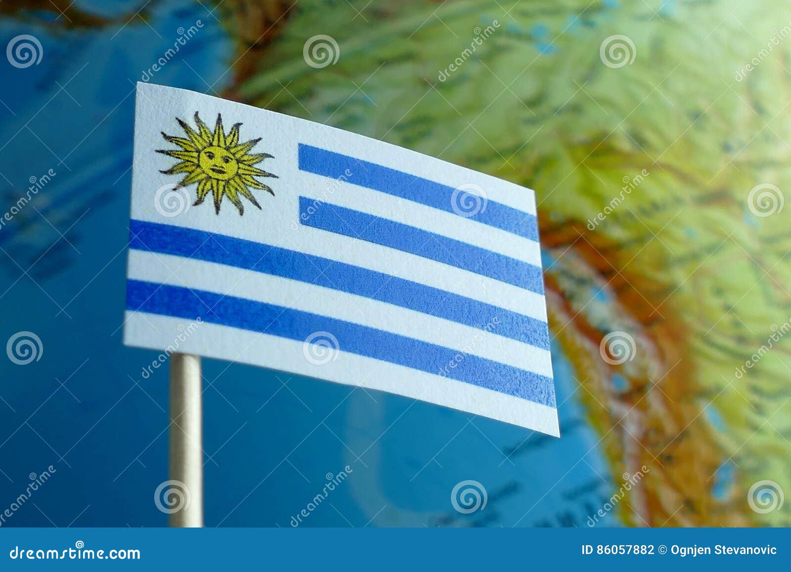 Bandiera dell'Uruguay con una mappa del globo come fondo. Bandiera dell'Uruguay con una mappa del globo come macro del fondo