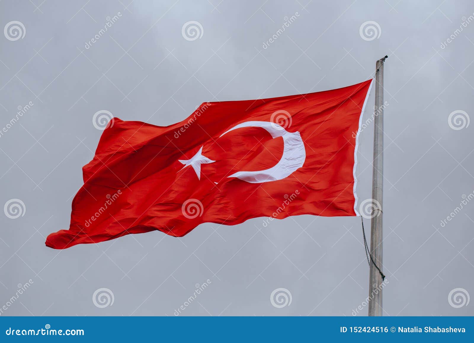 Bandiera Della Turchia Che Ondeggia Sul Vento Nella Sera Fotografia Stock Immagine Di Diminire Nube 152424516