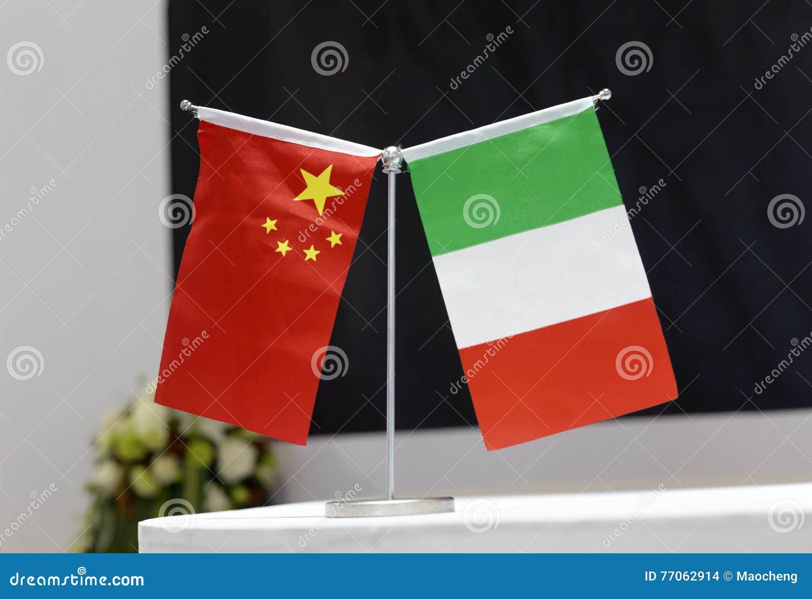 Jul 01, 2021 · tutta la cina oggi festeggia i 100 anni del partito comunista e il presidente xi jinping, da una tiananmen gremita, mostra i muscoli del suo dragone. Bandiera Italia Cina - Bandiera Nazionale Cinese E La Bandiera Dell Italia Fotografia Stock Immagine Di Bandierine Bianco 77062914