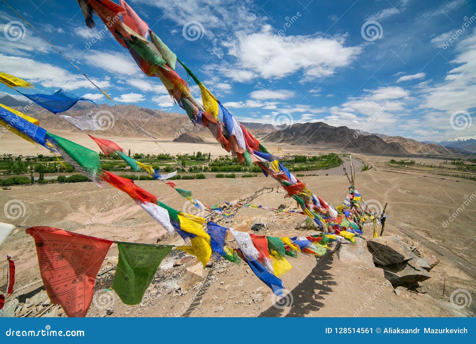 Bandierine Tibetane in Ladakh, India Di Preghiera Fotografia Stock -  Immagine di appendere, nubi: 27765324