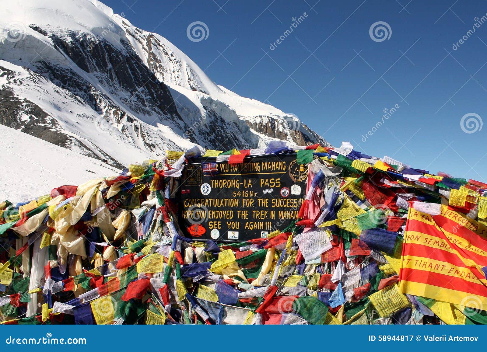 Bandiere Tibetane Al Passo Di Montagna Della La Di Thorong Fotografia  Editoriale - Immagine di colore, preghiera: 58944817