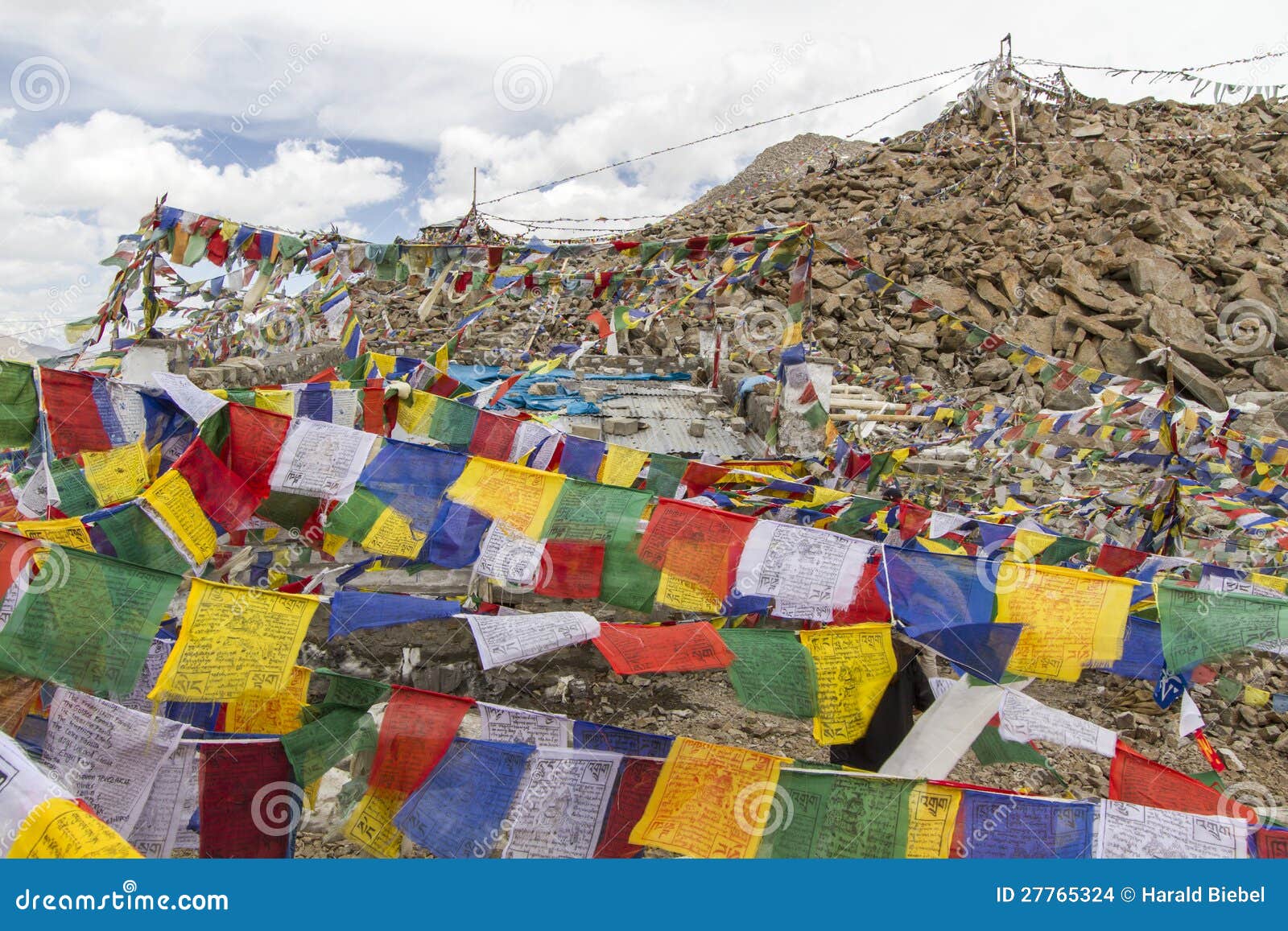 Bandierine Tibetane in Ladakh, India Di Preghiera Fotografia Stock -  Immagine di appendere, nubi: 27765324