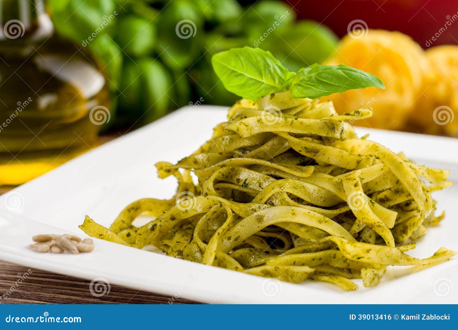 Bandnudeln mit Pesto stockfoto. Bild von knoblauch, platte - 39013416