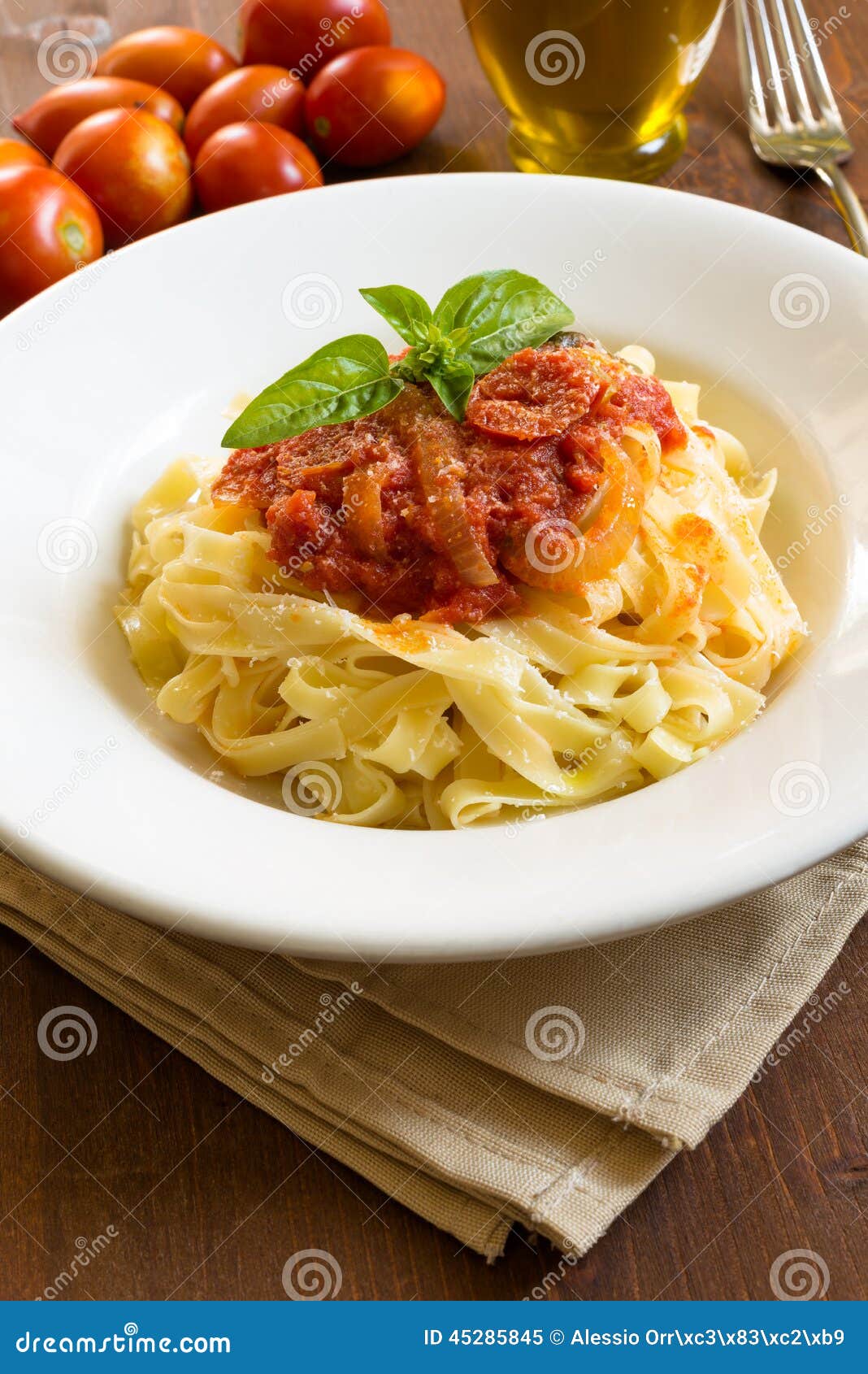 Bandnudeln Mit Tomatensauce Stockbild - Bild von vegetarier, gaststätte ...