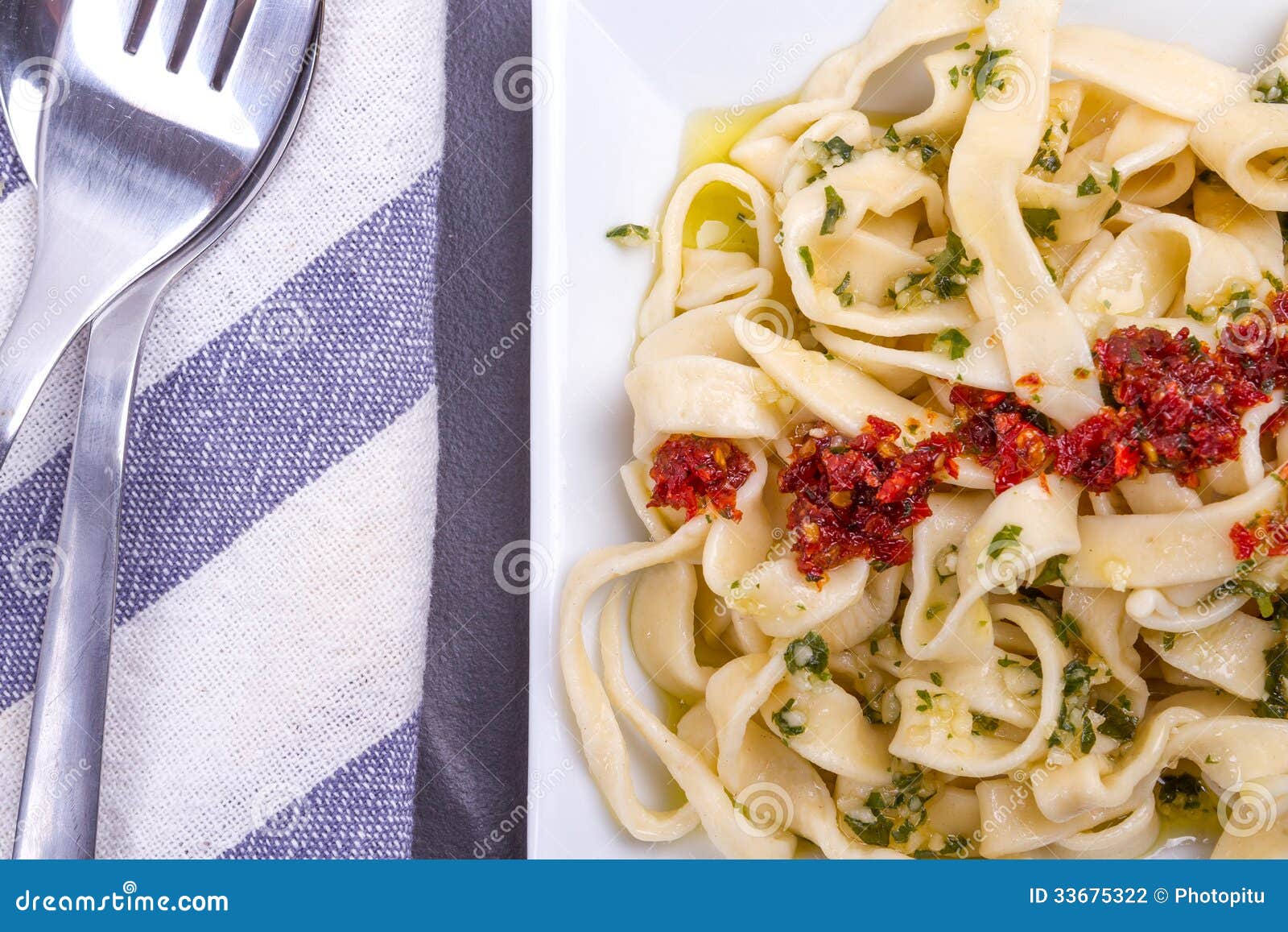 Bandnudeln Mit Tomatensauce Und Basilikum Stockfoto - Bild von tomate ...