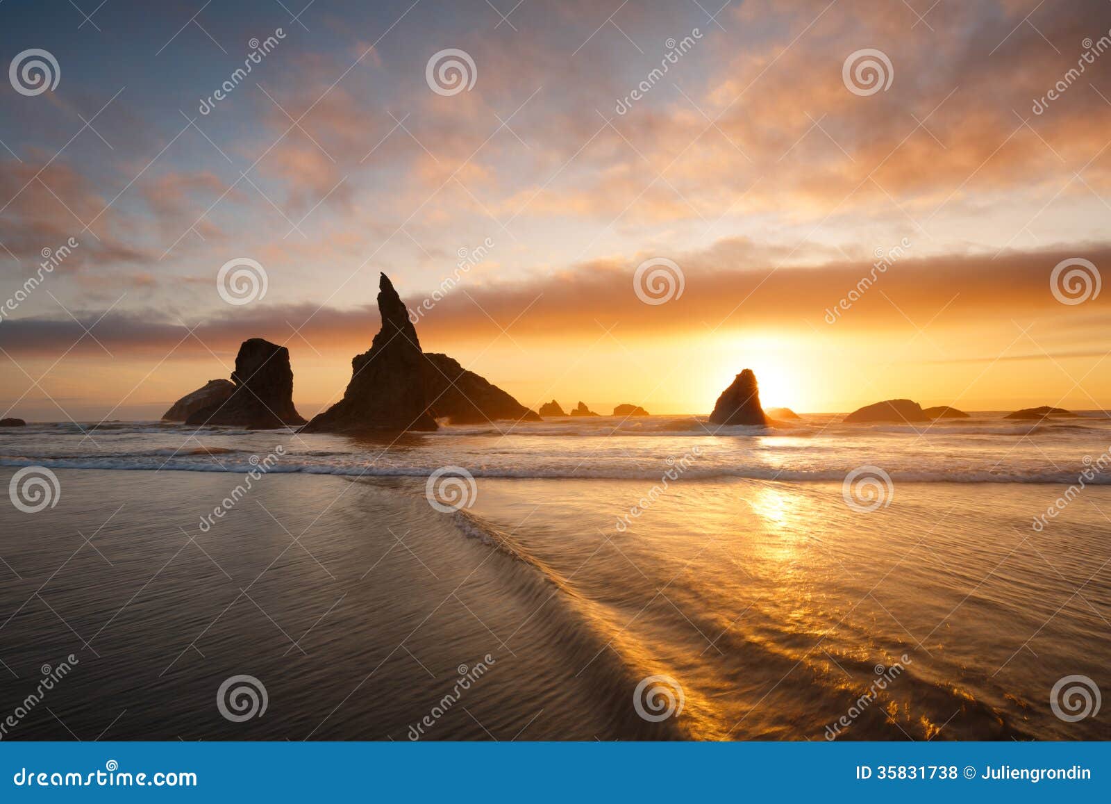 Bandon beach, Oregon coast stock photo. Image of seastacks 35831738