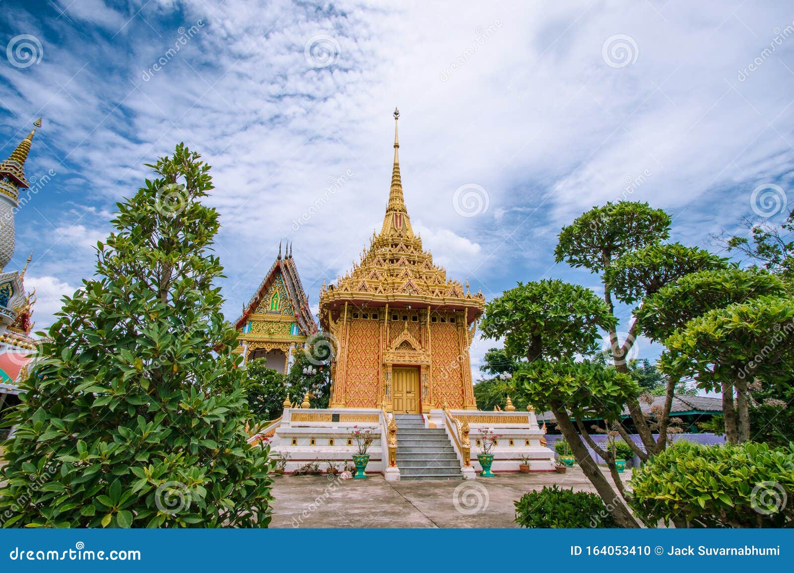 Chedi Bangkadi Temple Pathum Thani Province Thailand Stock Photo Image Of Bougainvillea Flowerswhite