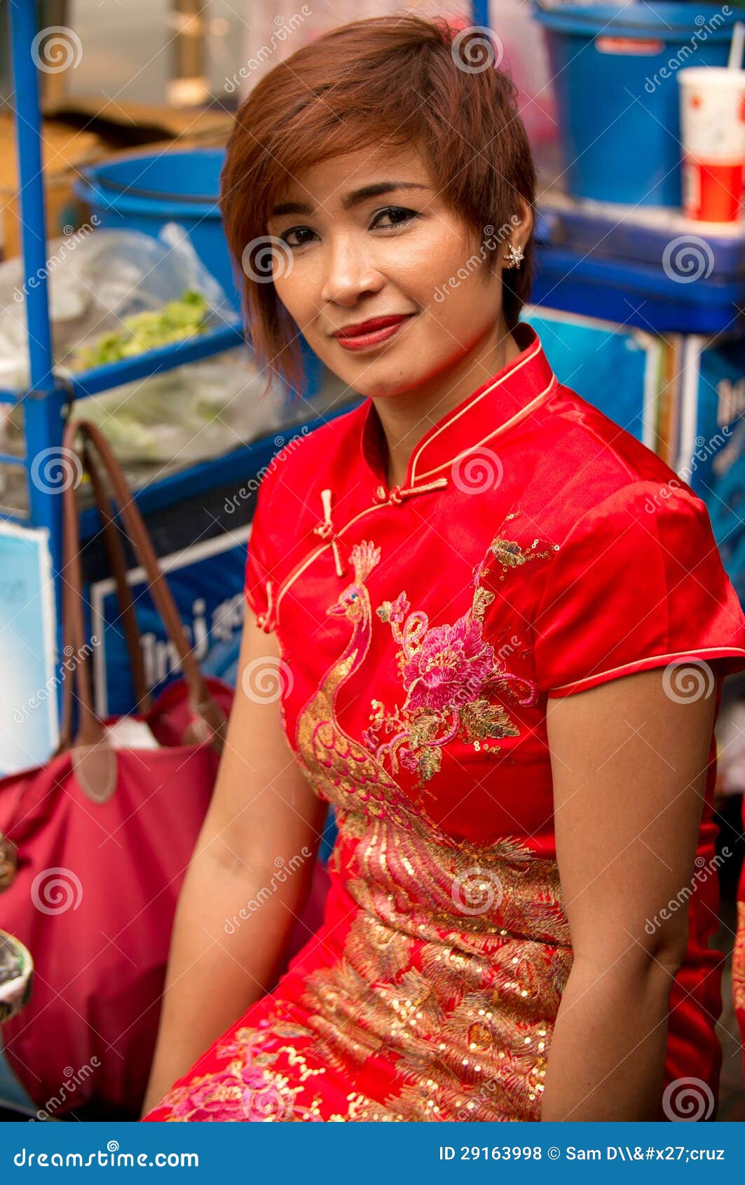 BANGKOK, - 10 DE FEBRERO: Año Nuevo chino 2013 - celebraciones adentro. BANGKOK - 10 DE FEBRERO: Año Nuevo chino 2013 - vendedor ambulante en Chinatown, Bangkok, Tailandia el 10 de febrero de 2013