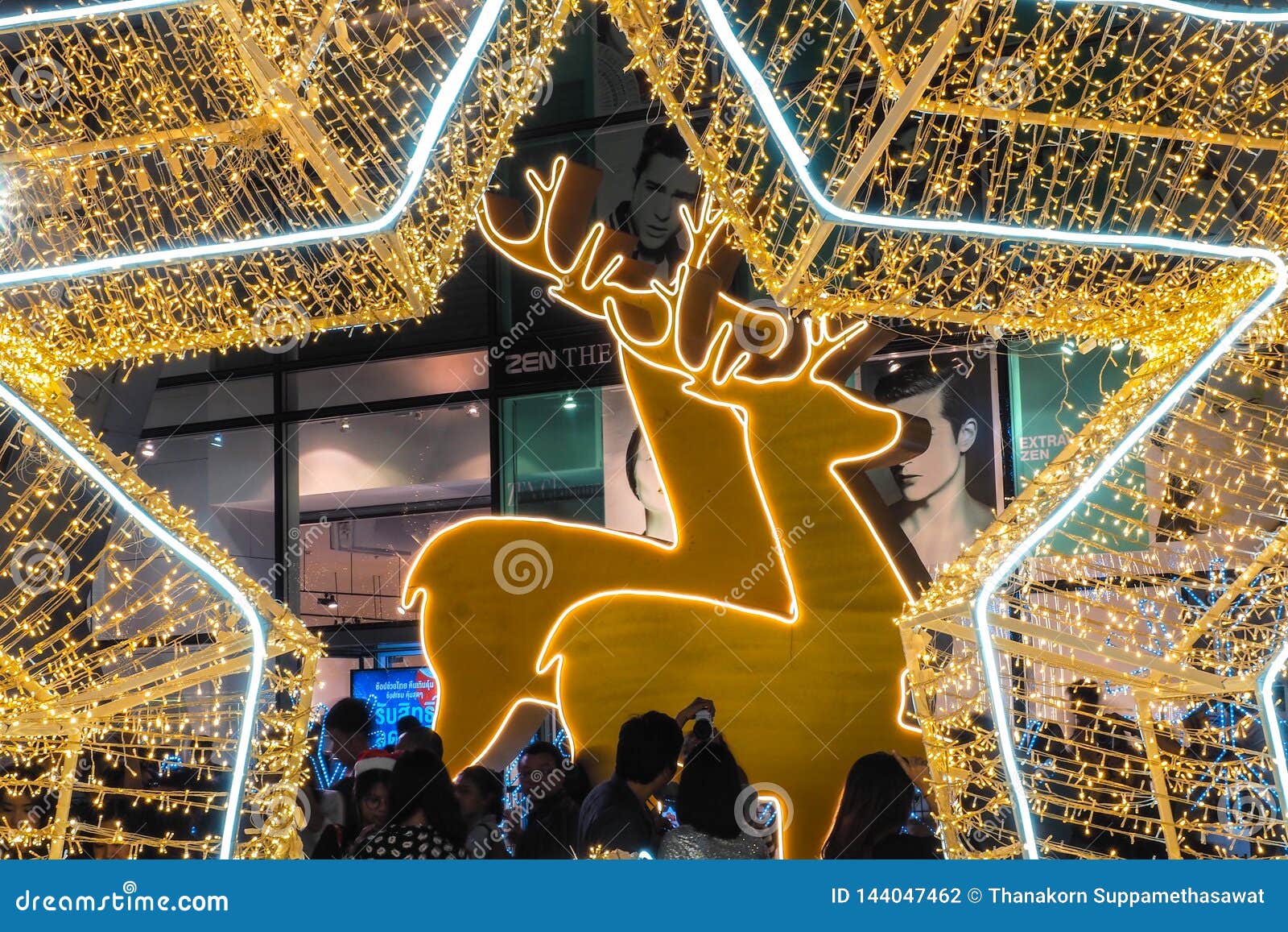 BANGKOK - 23 de diciembre: La Navidad adornada con los ciervos y las estrellas para una Feliz Navidad y Feliz Año Nuevo 2017 en el mundo central el 23 de diciembre de 2016 en Bangkok, Tailandia