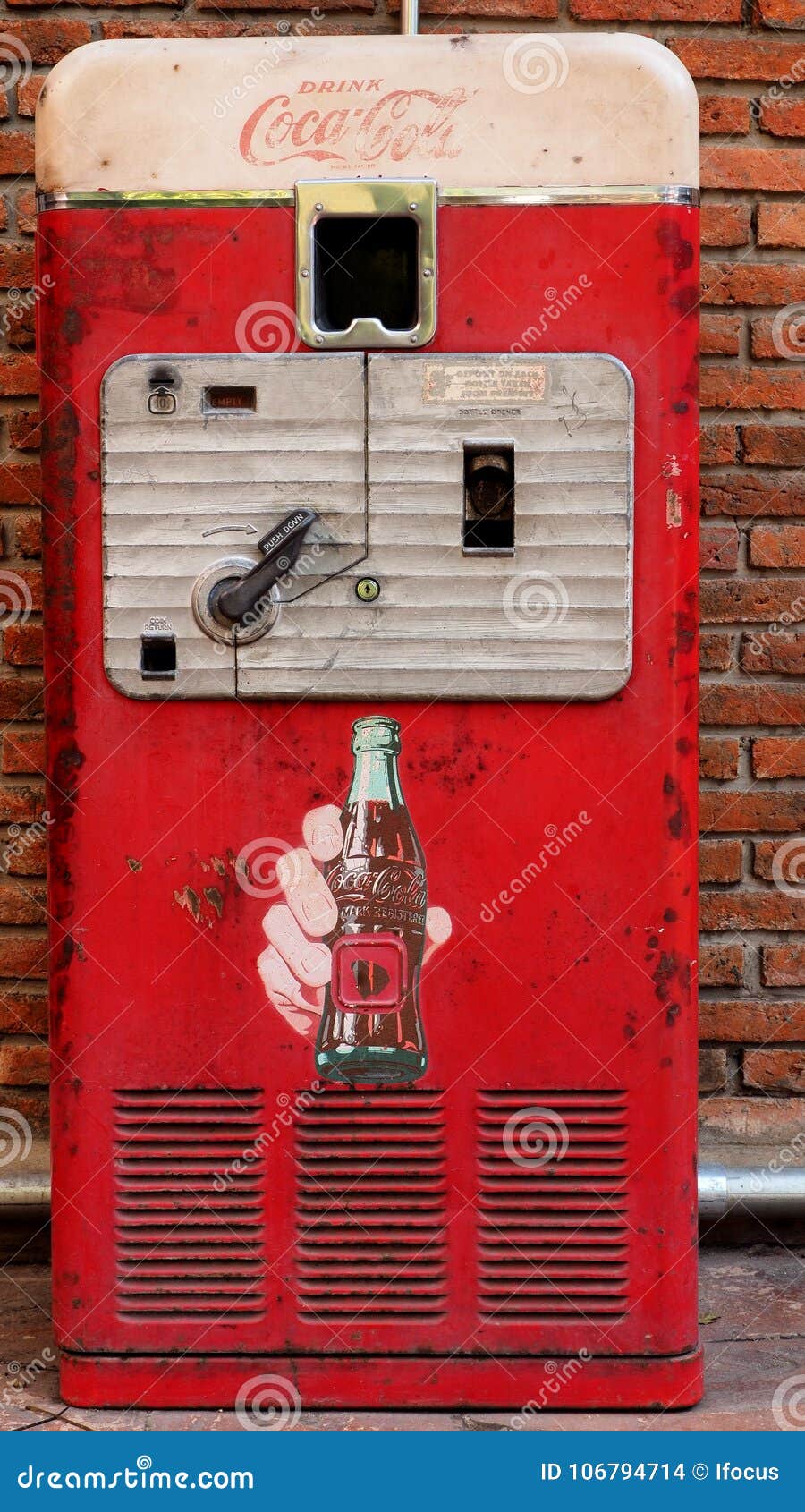 Rusty Retro Vintage Coca-Cola Advertising Editorial Stock Image - Image of  brand, vending: 106794714