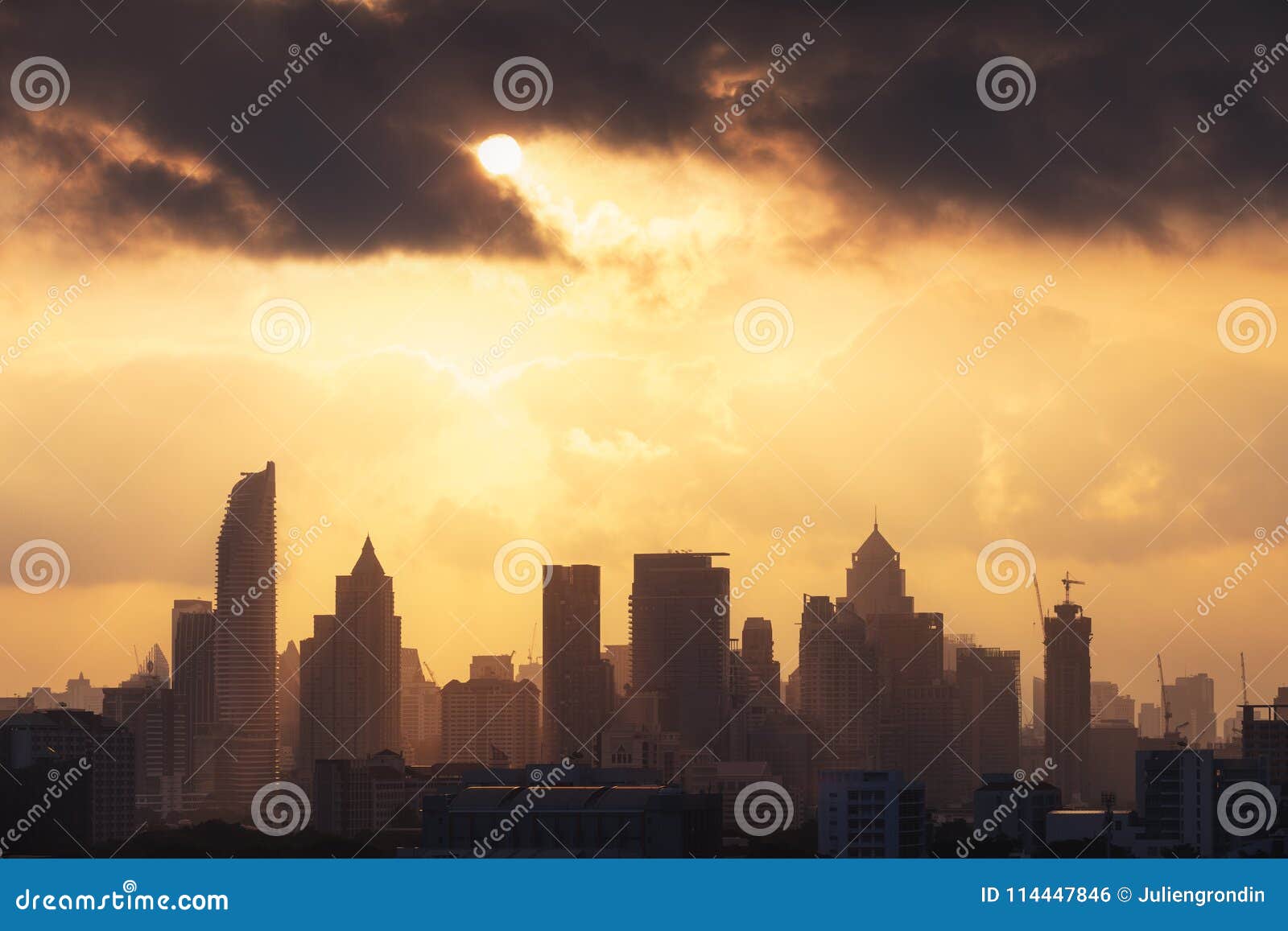 Bangkok-Skyline, Thailand. Bangkok-Skyline am frühen Morgen, Thailand