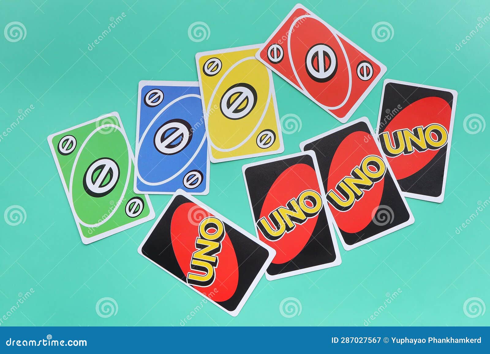 Bangkok Tailândia : 13 De Agosto De 2023 : Um Conjunto Colorido De Cartões  De Jogo Uno Em Fundo Verde Claro. Fotografia Editorial - Imagem de jogo,  plataforma: 287027567