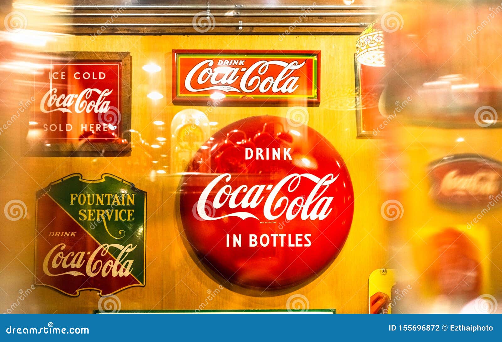 ~ lado Entrada yeso Bangkok, Tailandia - 12 De Agosto De 2019: Diverso Tipo De Señalización Del  Vintage De La Colección De Coca Cola En El Museo De C Fotografía editorial  - Imagen de editorial, anuncio: 155696872