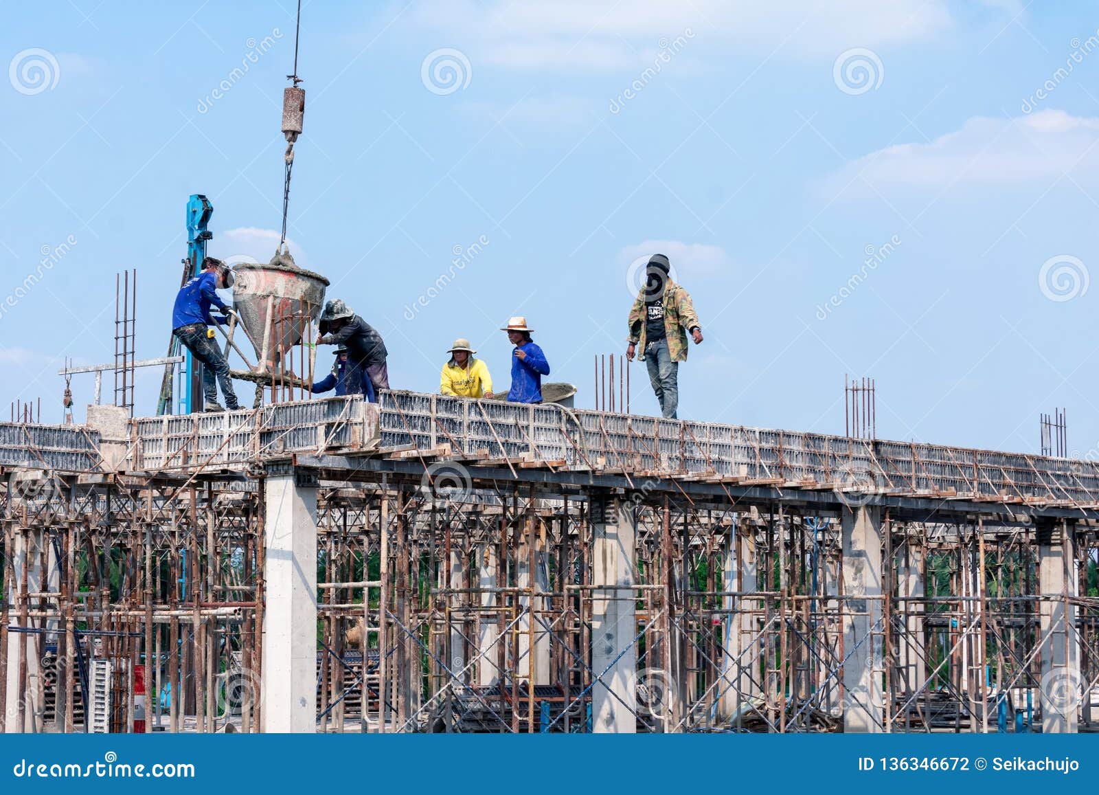 BANGKOK, TAILANDIA - 23 DE DICIEMBRE: Trabajos no identificados de los trabajadores de construcción con el cemento levantado de una grúa en el tejado de Chao Sua Plaza en Petchkasem 69 en Bangkok el 23 de diciembre de 2018