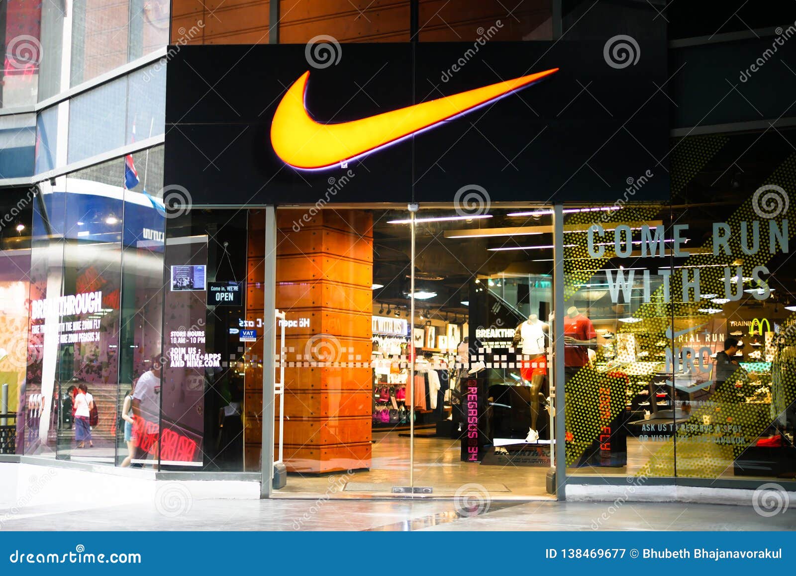 BANGKOK, TAILANDIA - 11 DE ENERO 2018: Nike Shop Se Está Abriendo En Siam Square One Shopping Mall, Alameda Popular Que Loc Fotografía editorial de equipo, manera: 138469677
