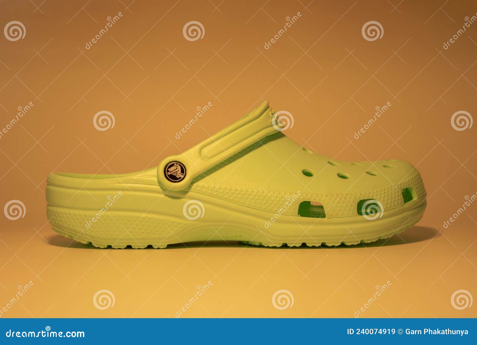 Bangkok Tailandia 28 De Enero De 2022 : Una Sandalia De Crocs Verde Con  Diseño De Motivos Aislado En Un Fondo Amarillo Imagen de archivo editorial  - Imagen de editorial, ocio: 240074919