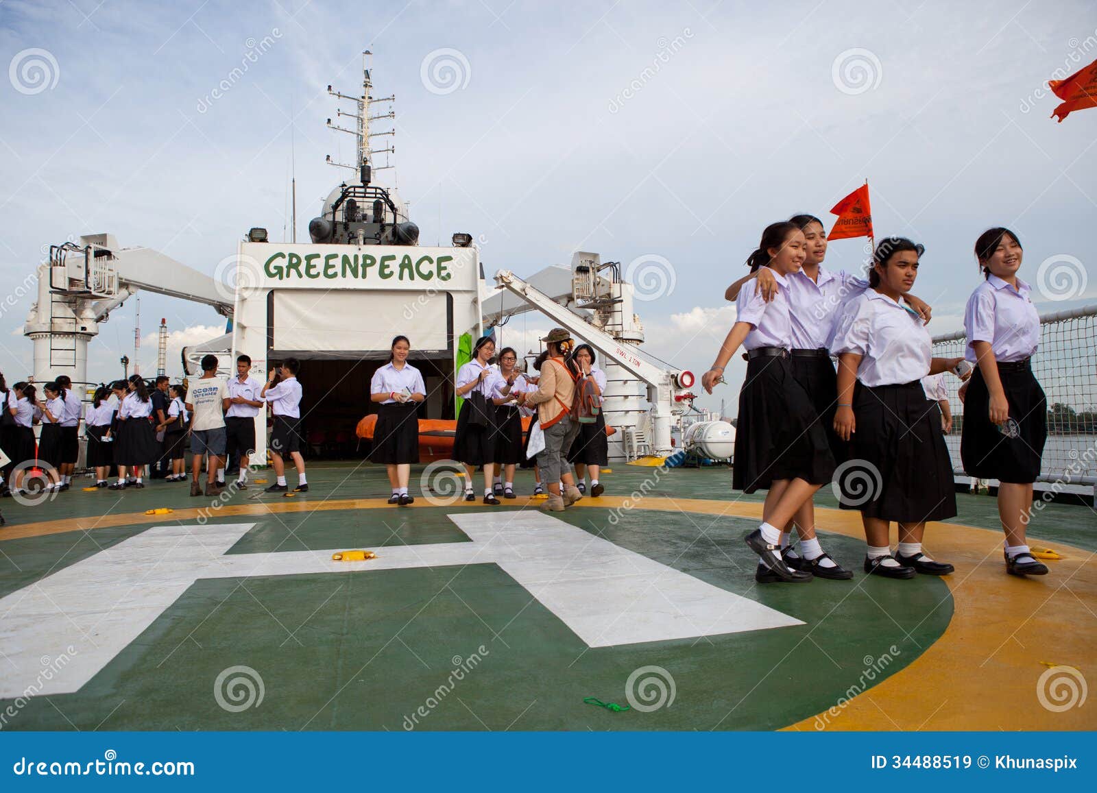 BANGKOK TAILANDIA 27 de junio: Estudiante joven no identificado que camina en la nave de Esperanza del organi ambiental internacio. BANGKOK TAILANDIA 27 de junio: Estudiante joven no identificado que camina en la nave de Esperanza de la organización ambiental internacional de Greenpeace que visita al puerto de Bangkok el 27 de junio de 2013 en Bangkok, Tailandia.