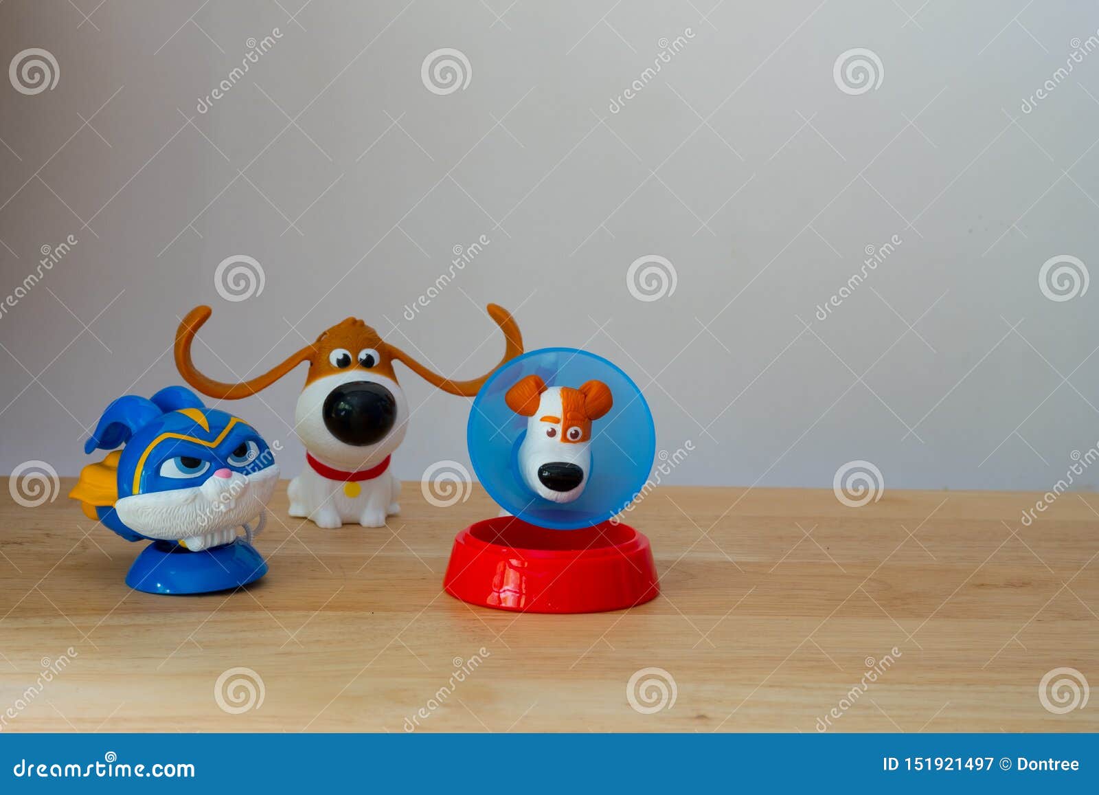 Bangkok, Tailandia - 30 De Junio De 2019: Figura Modelo Del Juguete Del Animal Doméstico De La Comida Feliz De McDonalds Para Pro Fotografía editorial - Imagen de bangkok, animal: 151921497