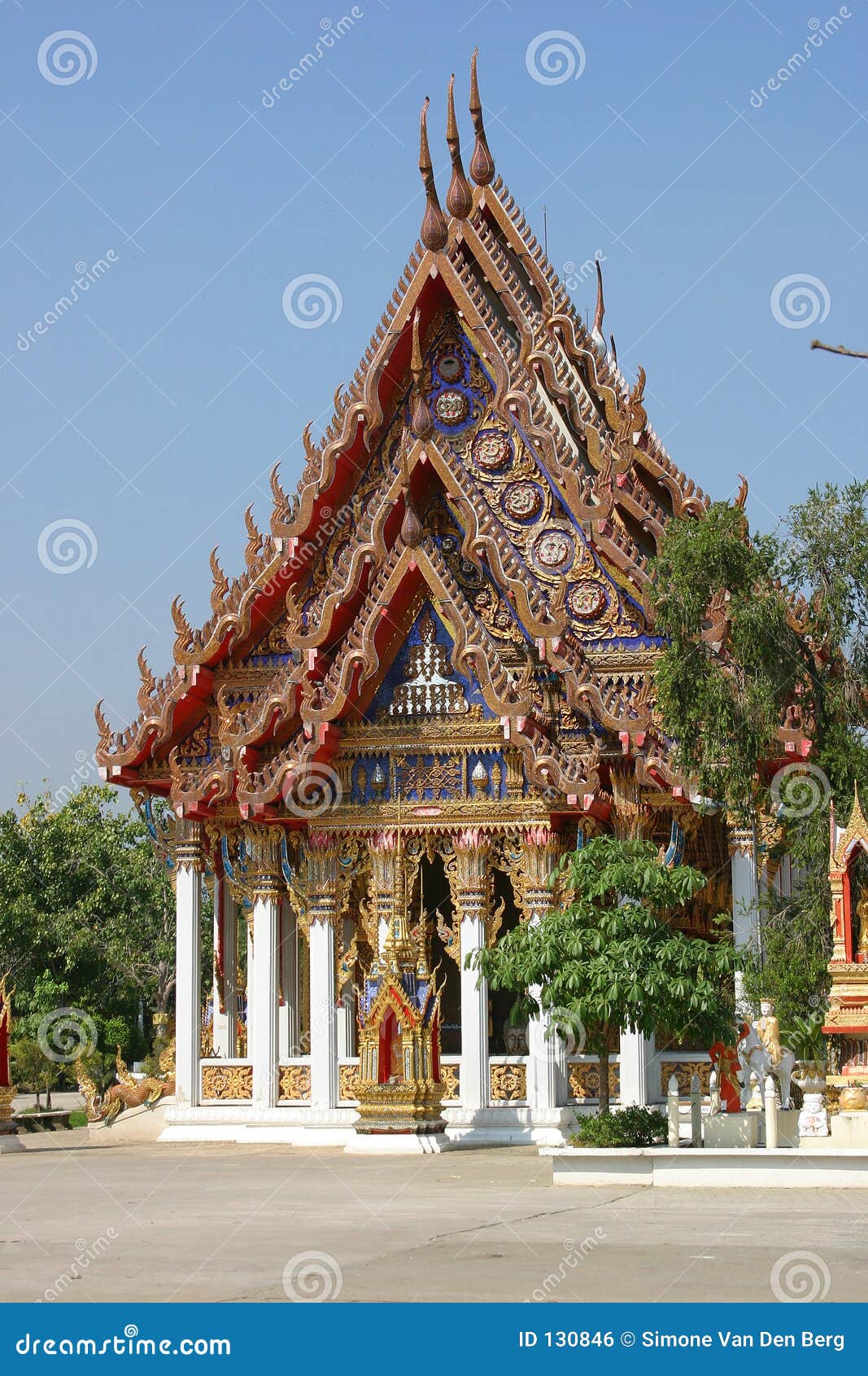 Bangkok tempel. Längs tempelet för flod för bangkok chaopraya