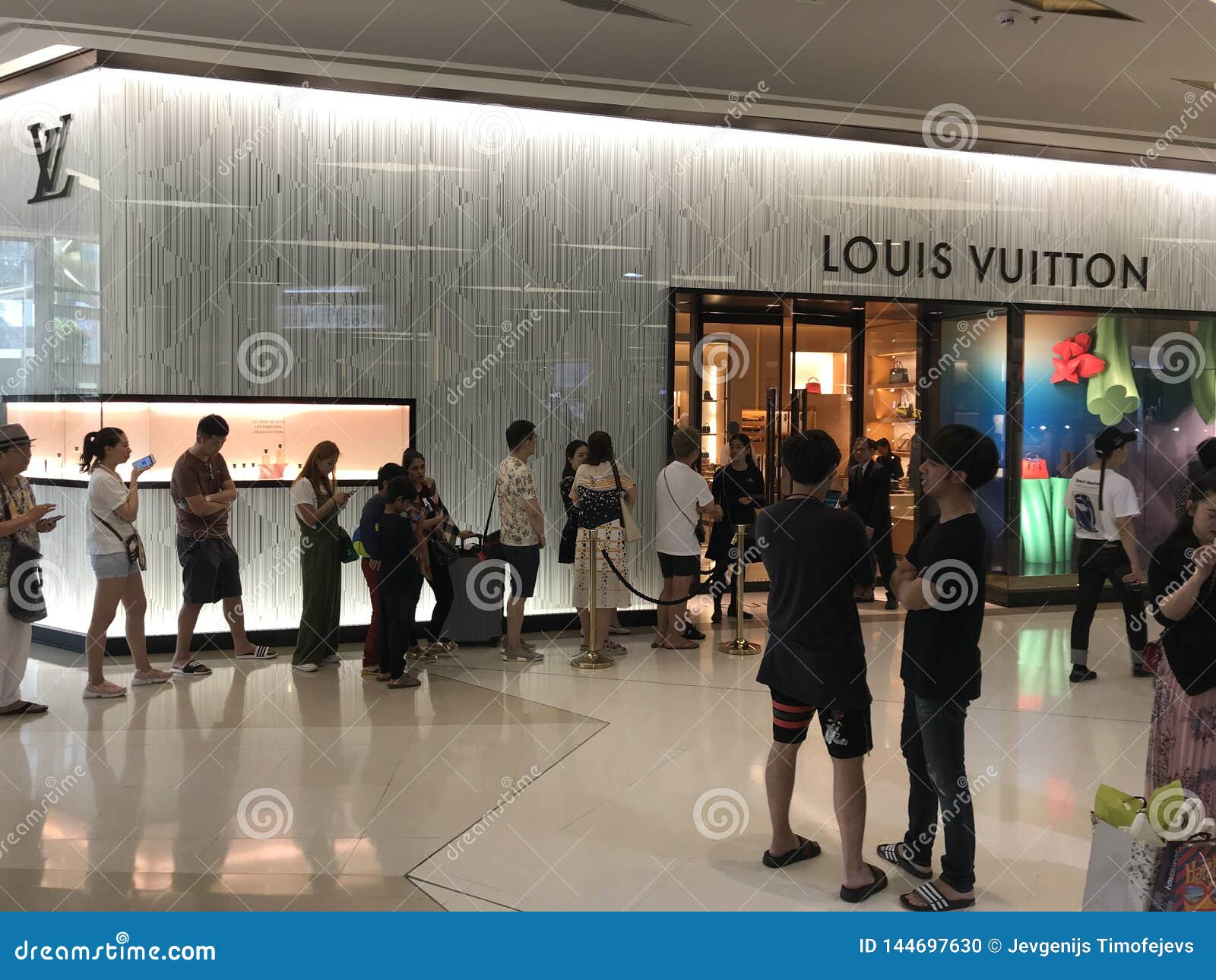 Luxury Retailers of Bangkok  Louis Vuitton Boutique at Siam Paragon   YouTube