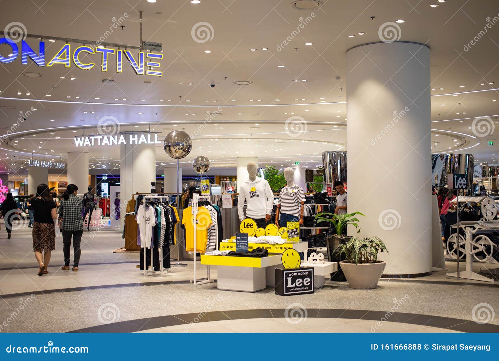 Lee Clothing Shop in Shopping Mall Editorial Stock Photo - Image of  illustrative, iconsiam: 161666888