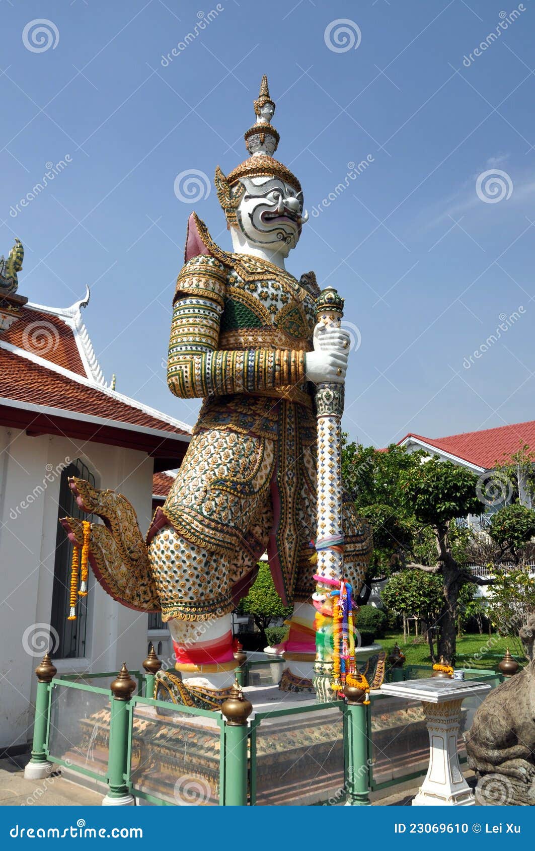 Bangkok, Thailand: De Demon van de Beschermer van Arun van Wat. Één van de twee reuzebeschermerdemonnen die de ingang flankeren aan de Kloosterkwarten in Wat Arun (de Tempel van Dawn) in Bangkok, Thailand.