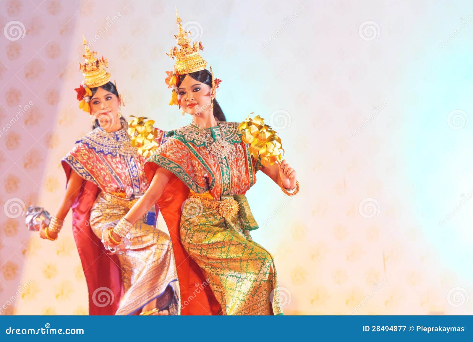 BANGKOK, THAILAND - JANUARY 15: Thai Traditional Dress. Actors P ... Traditional Thai Dancing