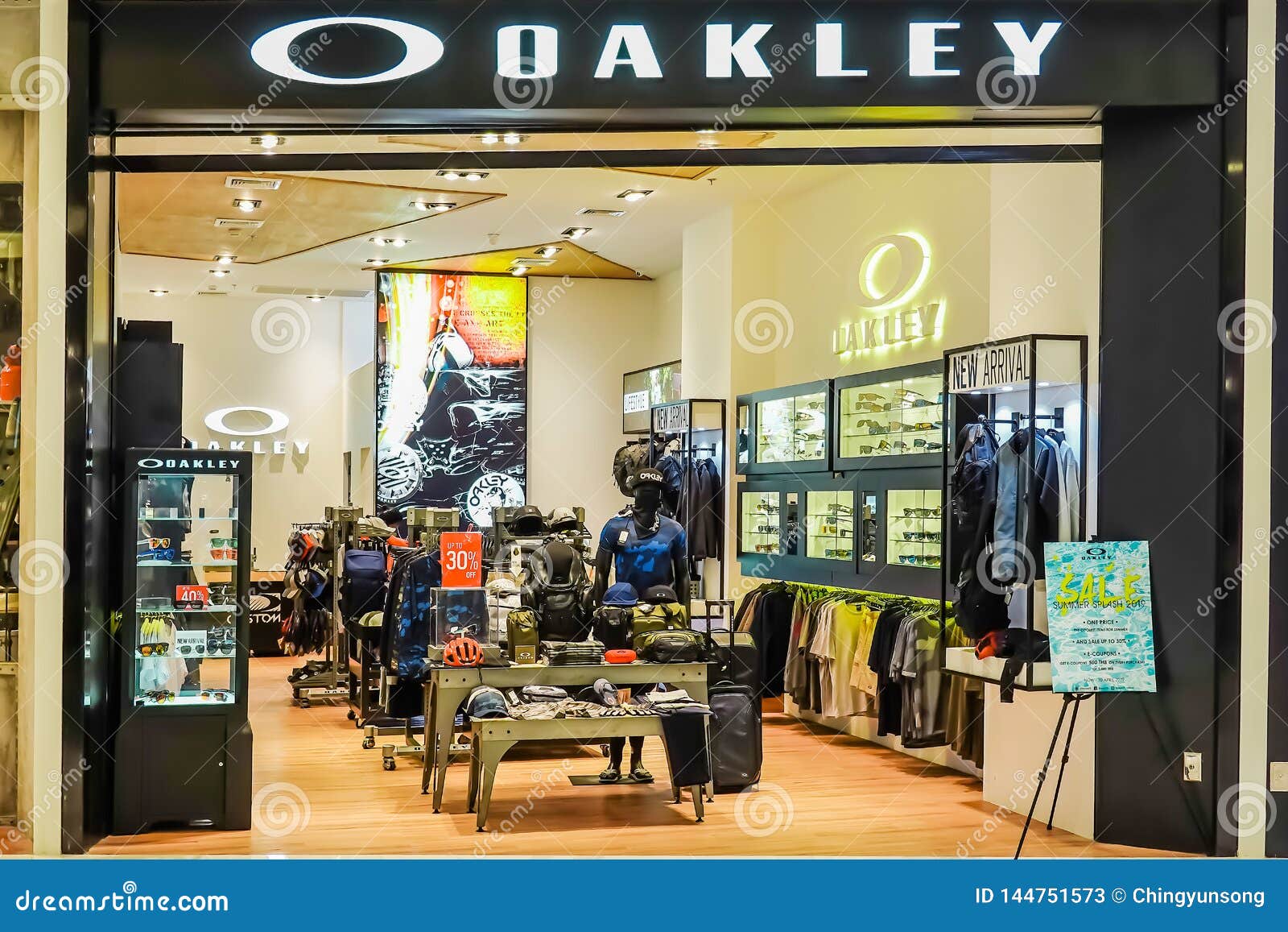 oakley retail stores