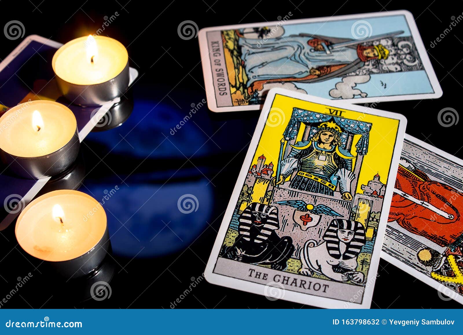 Bangkok, Thailand, November 13 19: Tarot-Kartomie Karten Für Die  Unterscheidung Auf Schwarzem Hintergrund Mit Dem Spiegelbild Des  Redaktionelles Stockfotografie - Bild von alter, nacht: 163798632