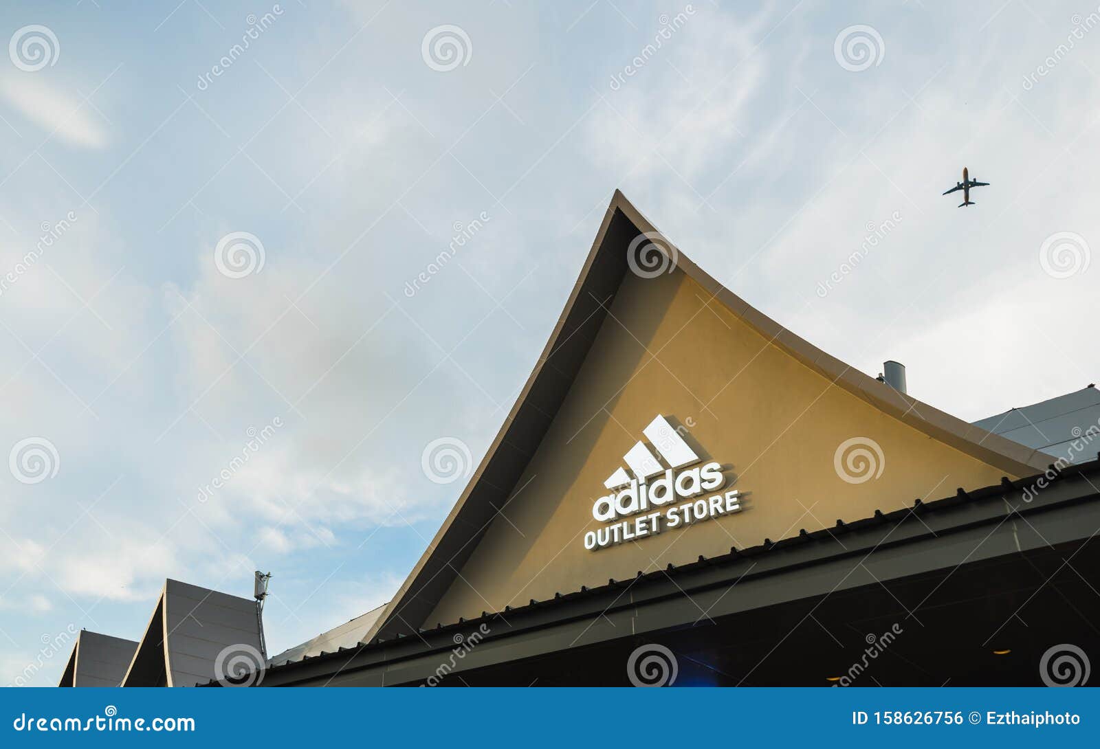 adidas outlet central village