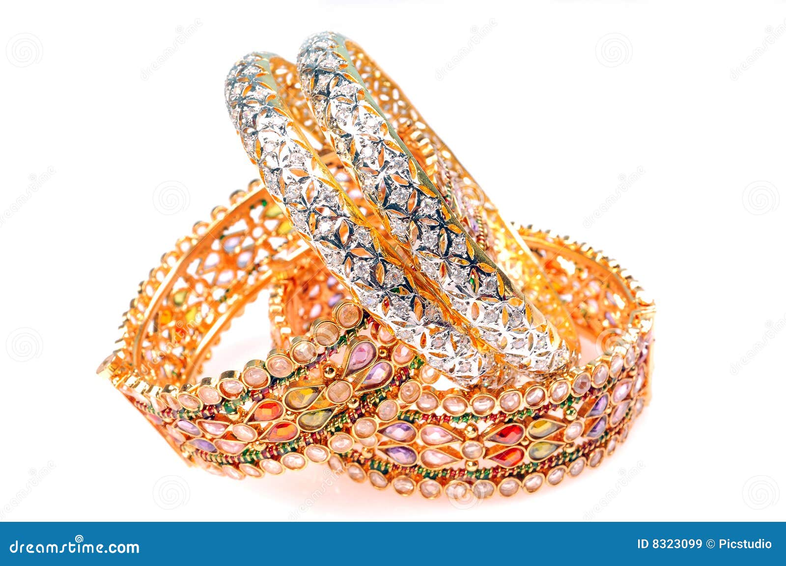 Bangles bransoletek diament złoty. Bangles bransoletek diamentowy złoty odosobniony biel