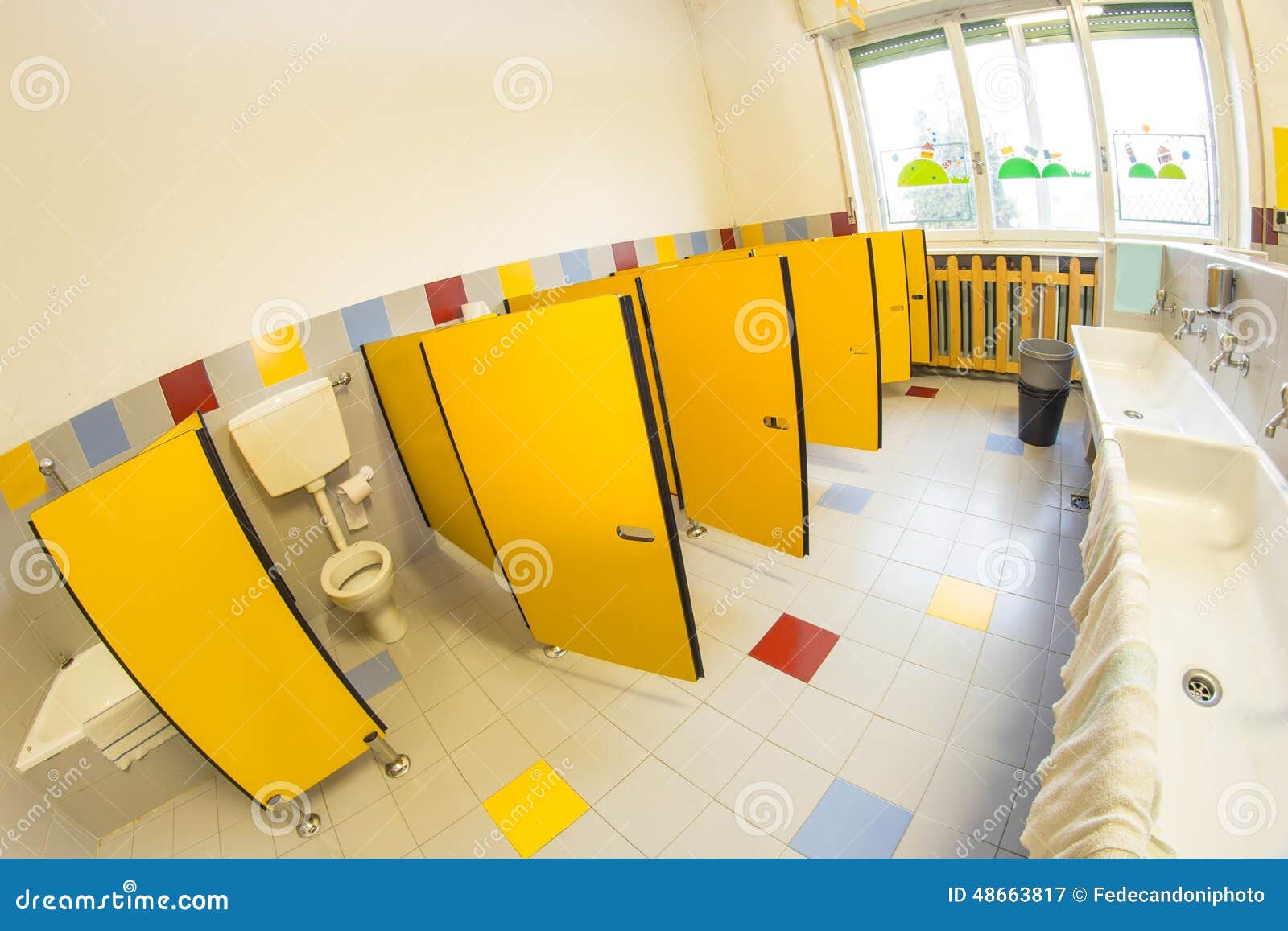 Banheiro De Uma Escola Para Crianças Imagem de Stock - Imagem de  canalizador, creche: 48663817, image size:1600x1157