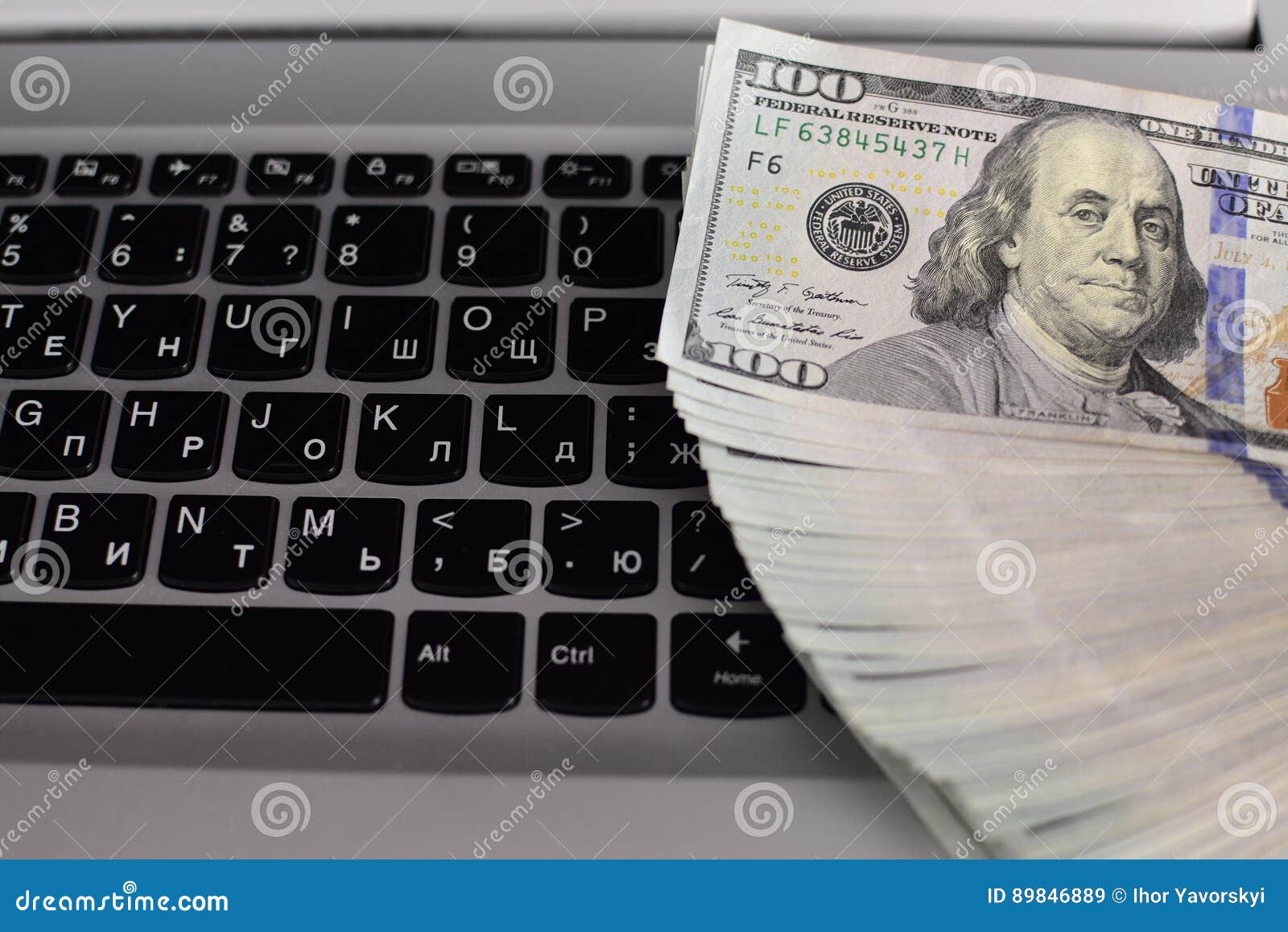 Bankbiljetten over laptop het geldfoto van toetsenborddollars