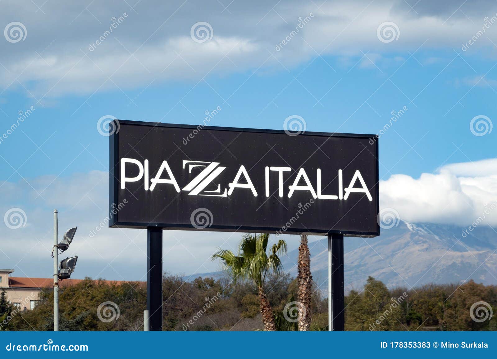 The Banner of the Piazza Italia Fashion Company Which Sells