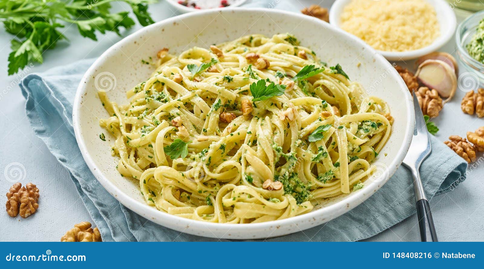 Banni re Avec Les P tes De Pesto Bavette Avec Des Noix Banni re Avec Les P tes De Pesto Bavette Avec Des Noix