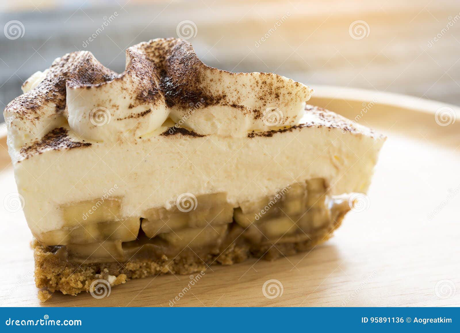 banoffee pie with chocolate powder on wooden plate