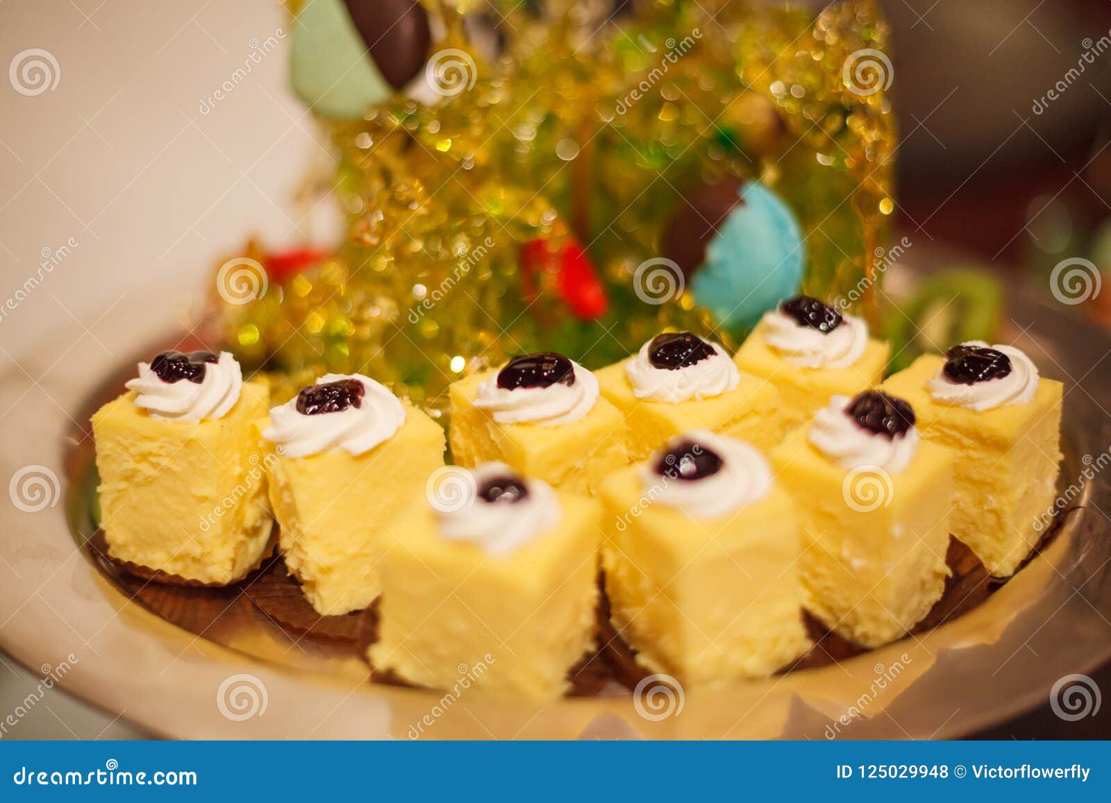 Banquete do bufete do serviço da restauração do alimento do restaurante do hotel para cerimônias de casamento, seminários, reuniões, conferências, partidos ou eventos Pastelaria fresca do bolo da padaria na bandeja de prata com a decoração colorida dos doces