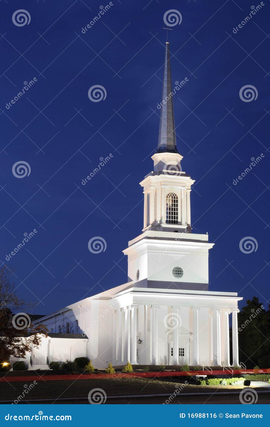 Steeple einer südlichen Baptistenkirche in den landwirtschaftlichen Umlagerungen.