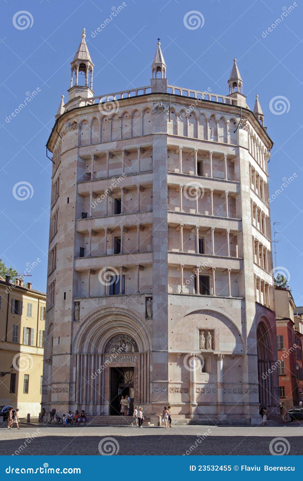 Baptistery in Parma stock afbeelding. Afbeelding bestaande uit kerk