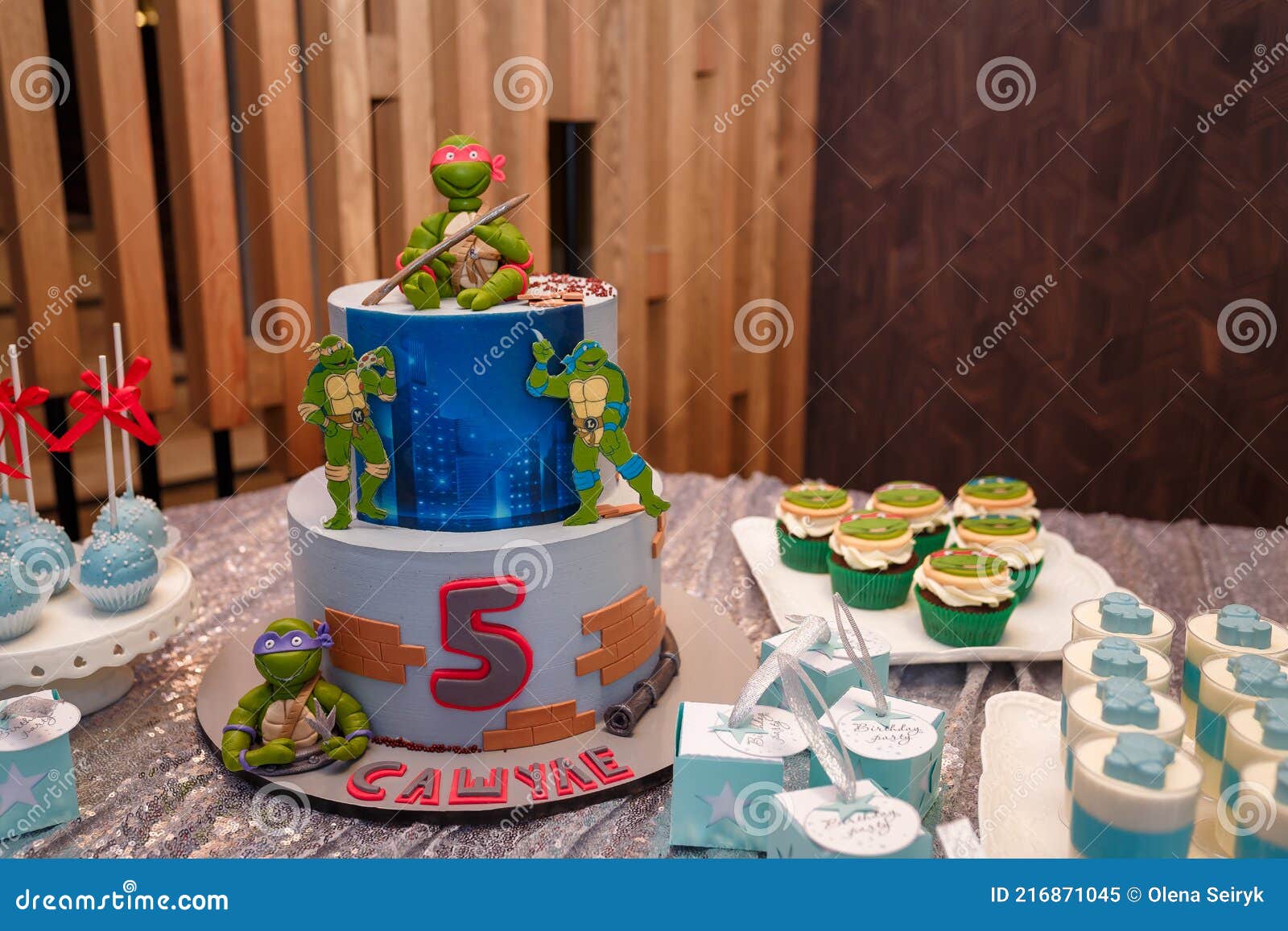 Bar A Bonbons Festif Pour Fete D Anniversaire De Garcon De 5 Ans Cupcakes Bleu Gateau Sucre Adolescent Mutant Tortues Ninja Image Editorial Image Du Cupcakes Heureux