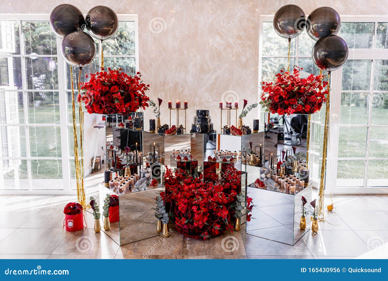 Bar A Desserts Rouge Et Noir Photo Stock Image Du Divertissement Patisseries Bar A Desserts Rouge Et Noir Photo Stock Image Du Divertissement Patisseries