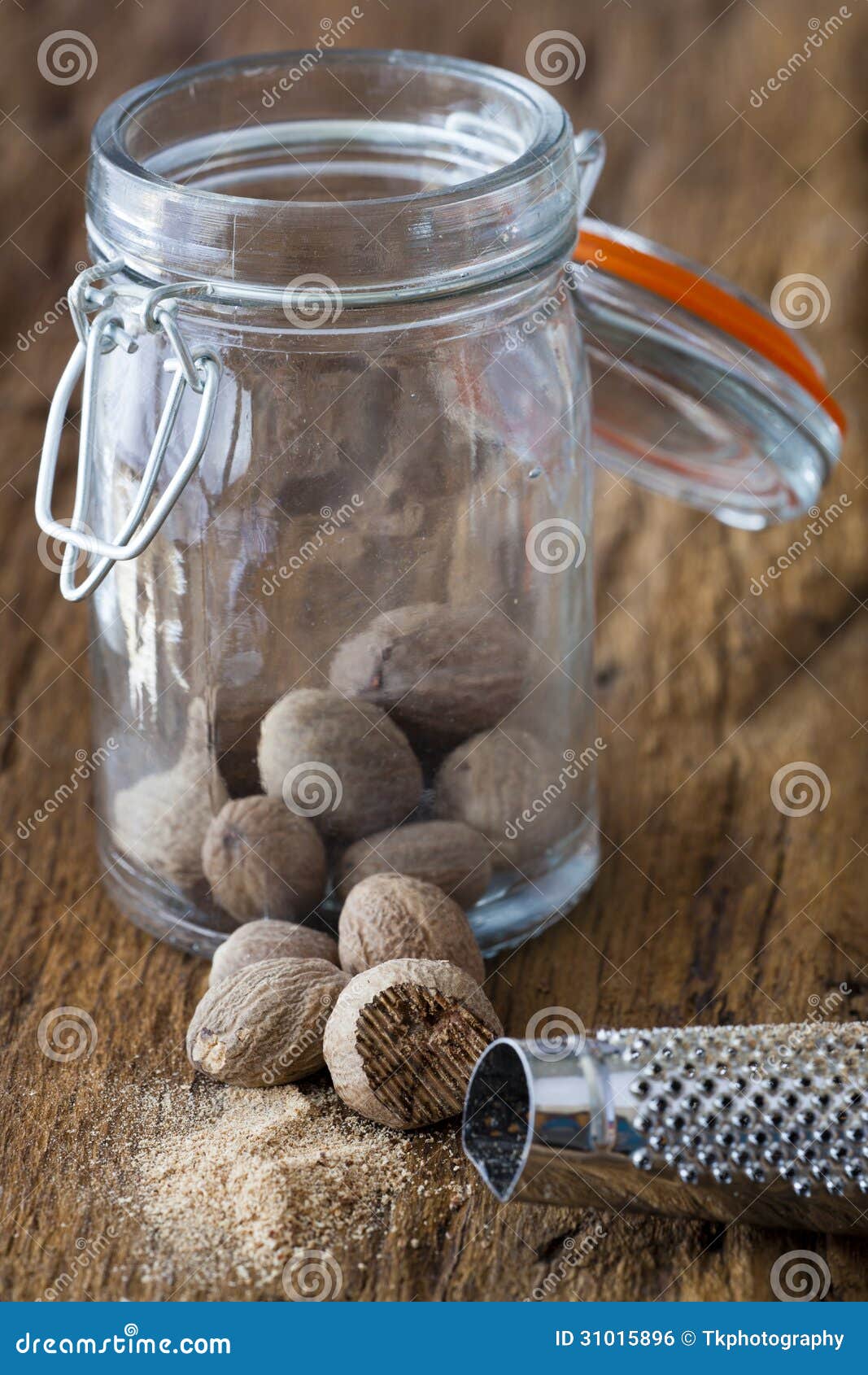 Barattolo Della Spezia E Grattugia Della Noce Moscata Fotografia Stock -  Immagine di intero, vaso: 31015896