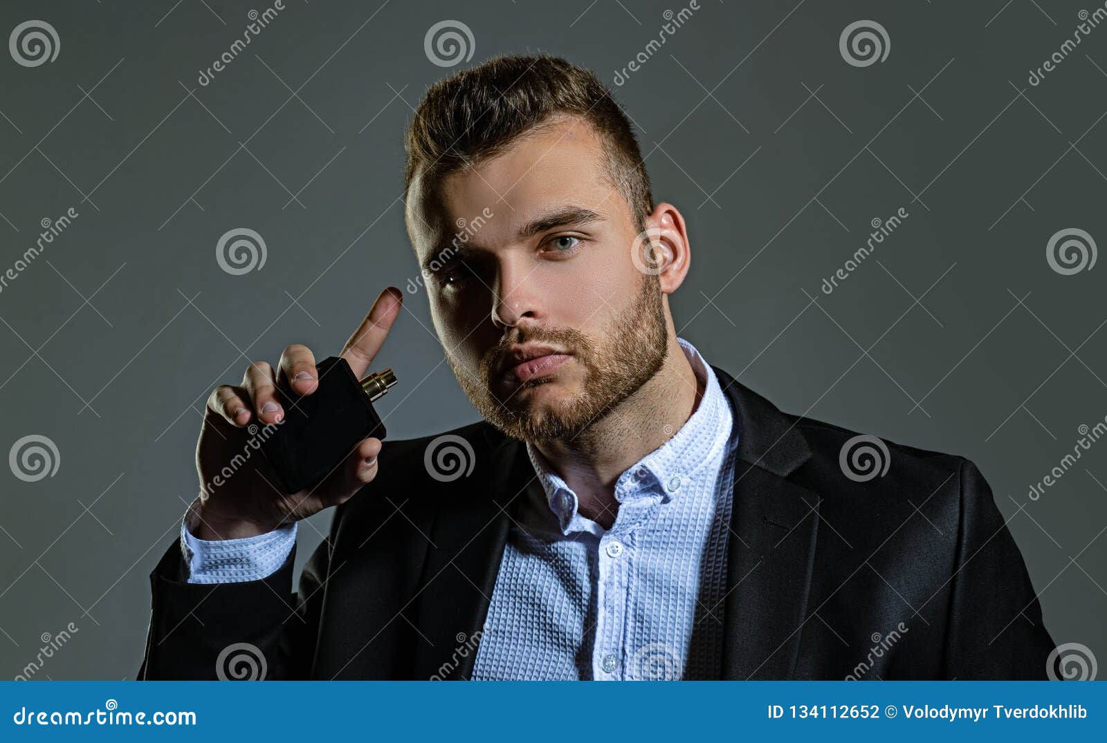 Barba Perfetta Il Profumo Degli Uomini li Di Capelli Per Gli Uomini Alla Moda E Acconciatura Uomo Barbuto Bello Con La Barba F Fotografia Stock Immagine Di Vestito Modello