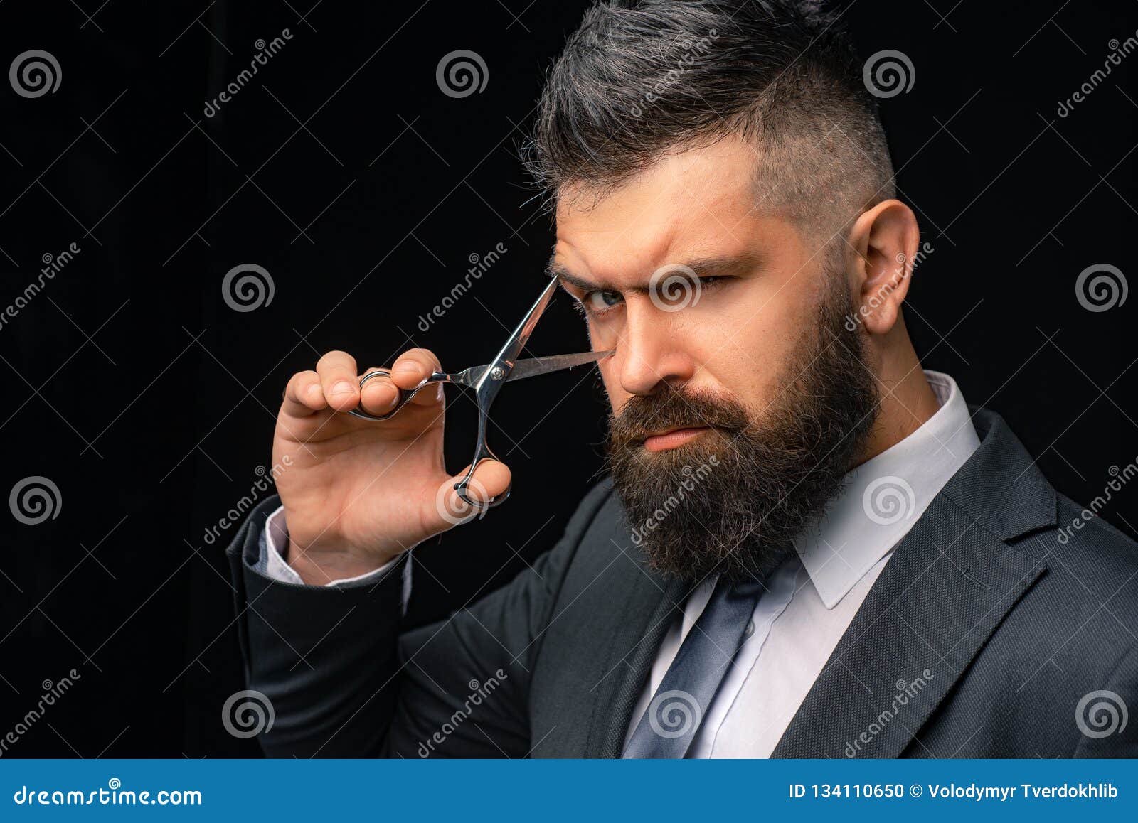 Barba Perfetta li Di Capelli Per Gli Uomini Alla Moda E Acconciatura Salone Di Capelli Ed Annata Del Barbiere Negozio Di Barbi Fotografia Stock Immagine Di Barba Forbici