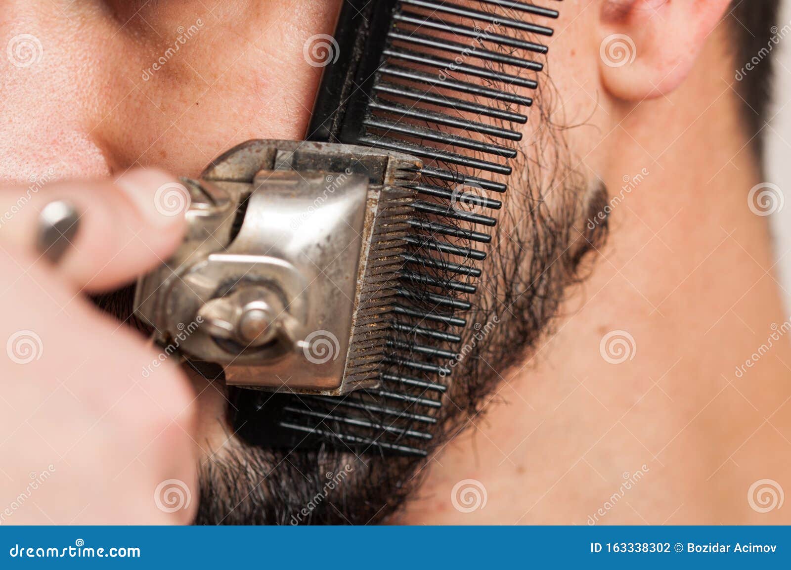 Barba Recortada Con Una Vieja Máquina De Afeitarse Barba Hombre De