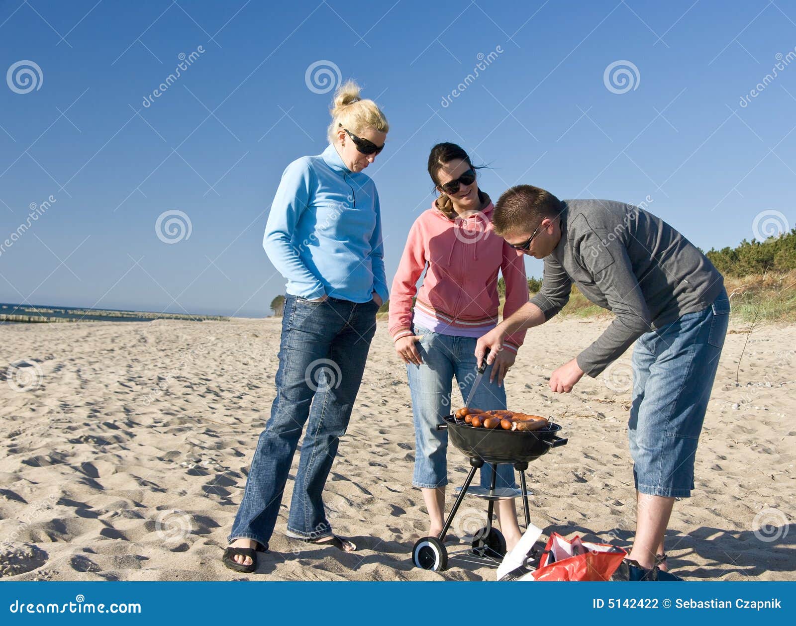 Mini barbacoa en la playa Fotografía de stock - Alamy